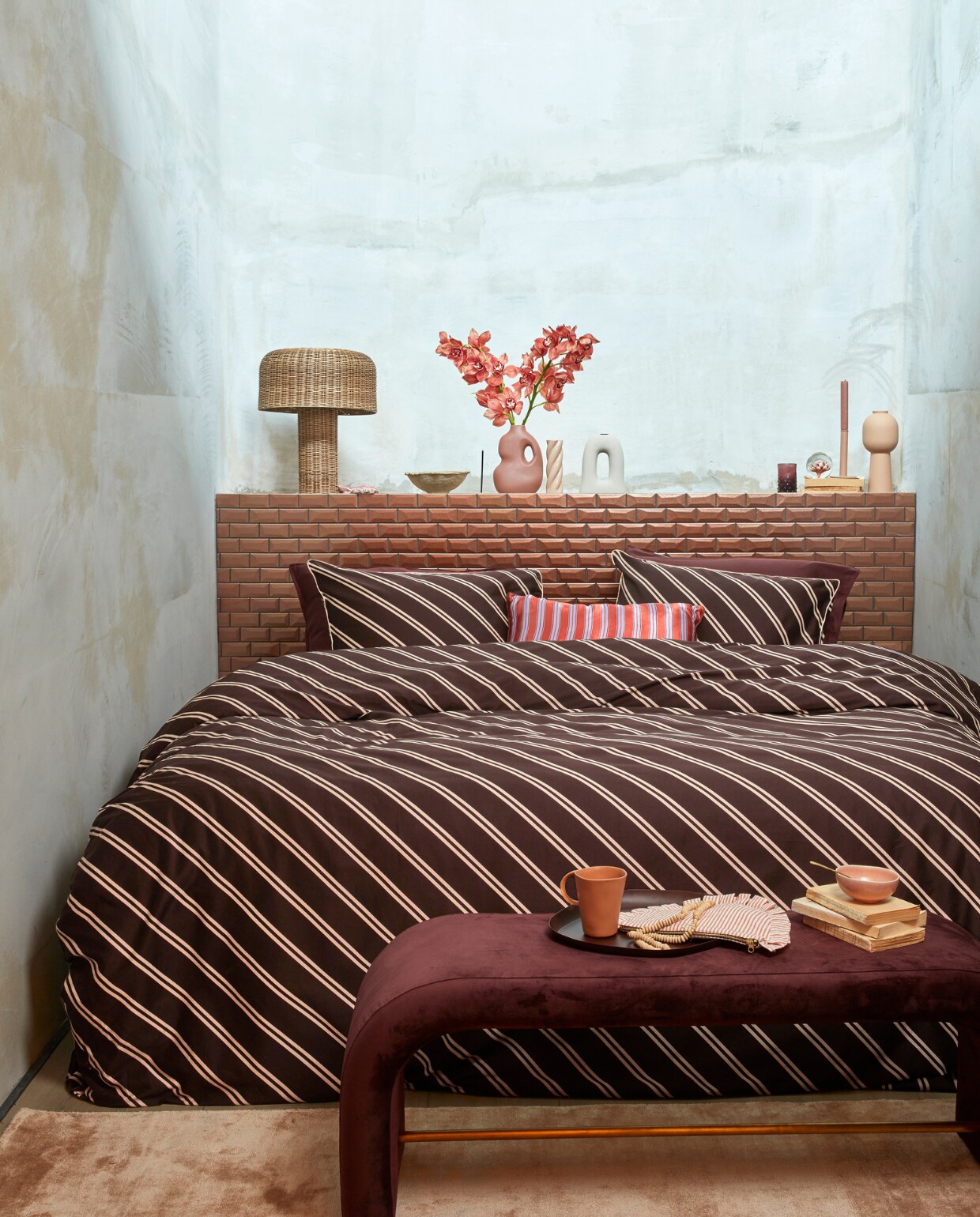 Katoensatijnen dekbedovertrek Diagonal, 140×200/220 cm € 79,95, 200×200/220 cm € 149,95, 240×200/220 cm € 159,95, 260×200/220 cm € 179,95, satijnen kussen met bies Pyjamas, 40×60 cm € 39,95.M.m.v. nordal.eu (bank Douro), paviljoennoord.com (mok, schaal).