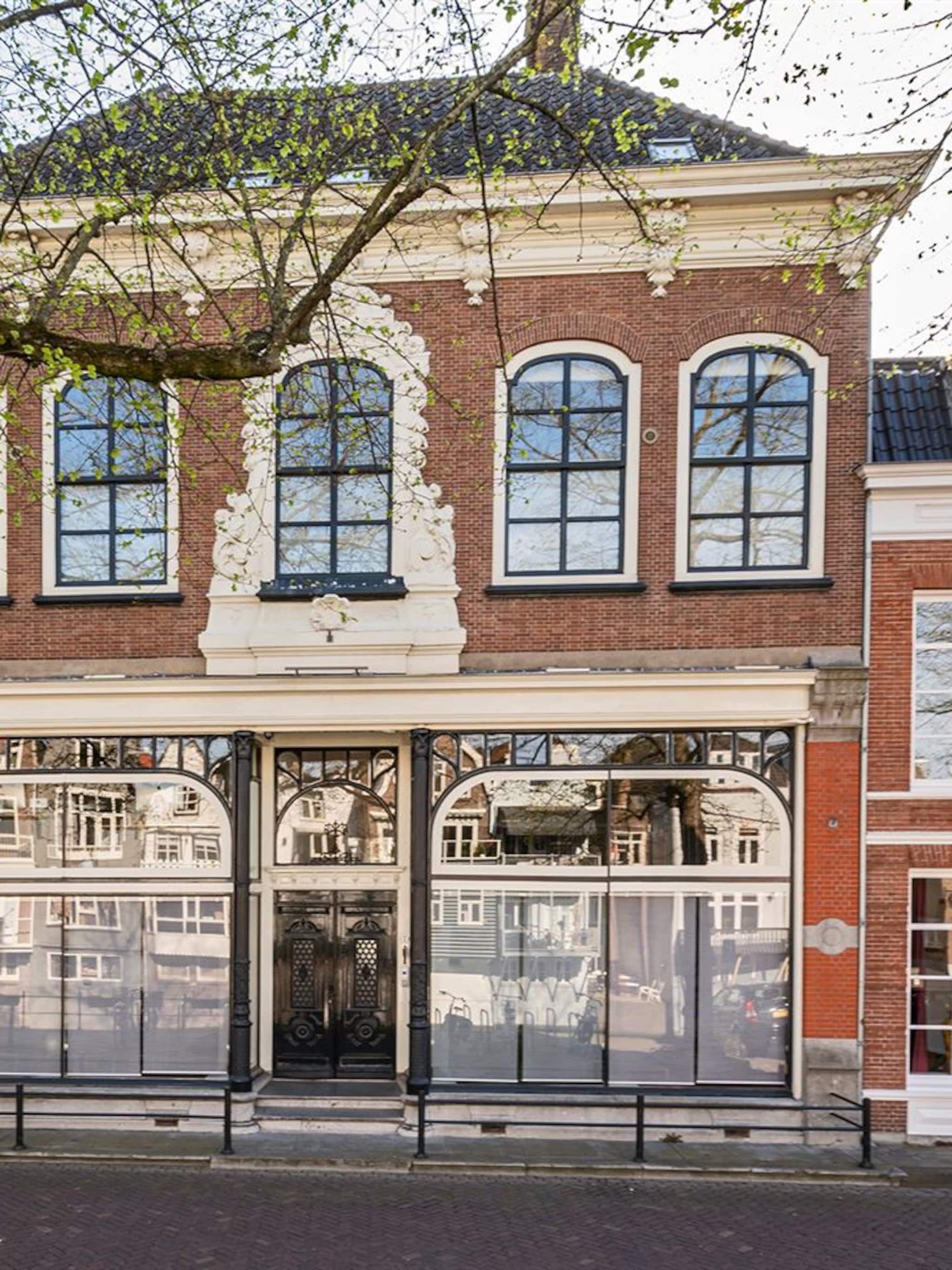 kijk binnen in dit romantische huis van vier woonlagen vol luxe details