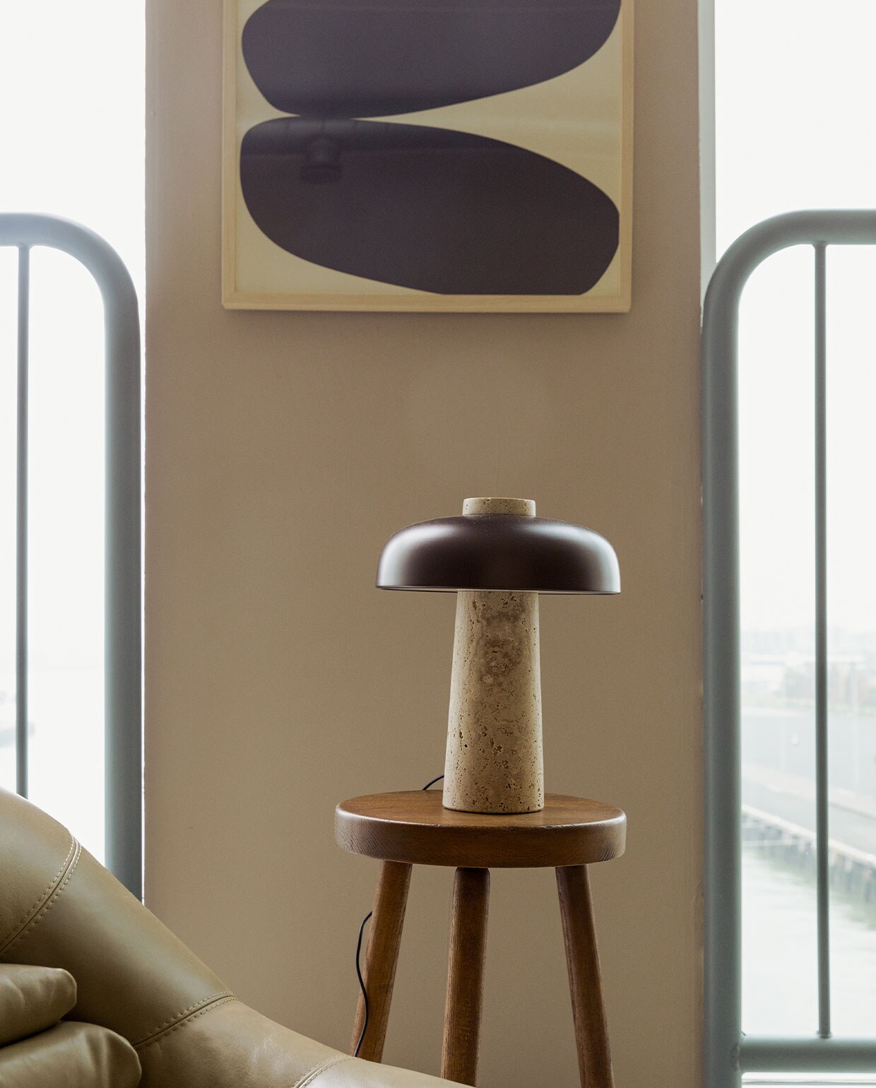 Print Nina Bruun voor Paper Collective, tafellamp Reverse van Menu, vintage 60’s kruk en fauteuil Fundamente, matte muurverf (IG KH M-066) Histor.