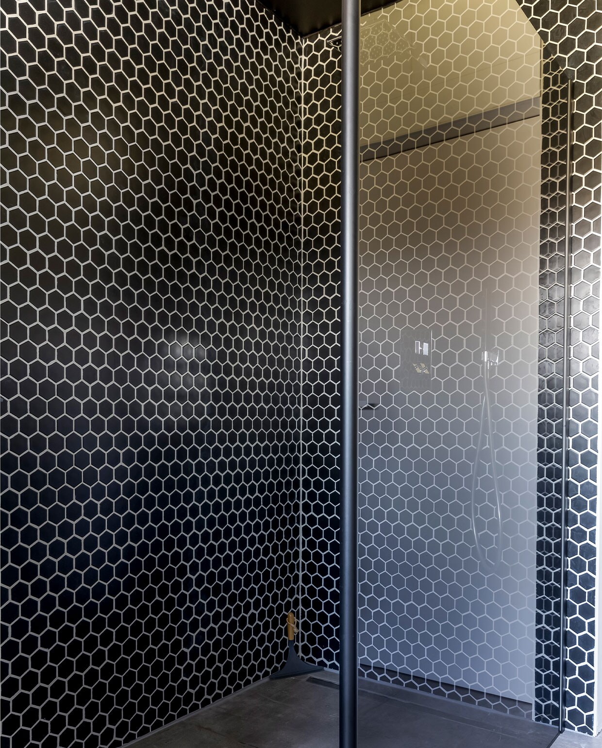 Douchewand Sanidump. Hexagonaal mozaïek Eurostone.