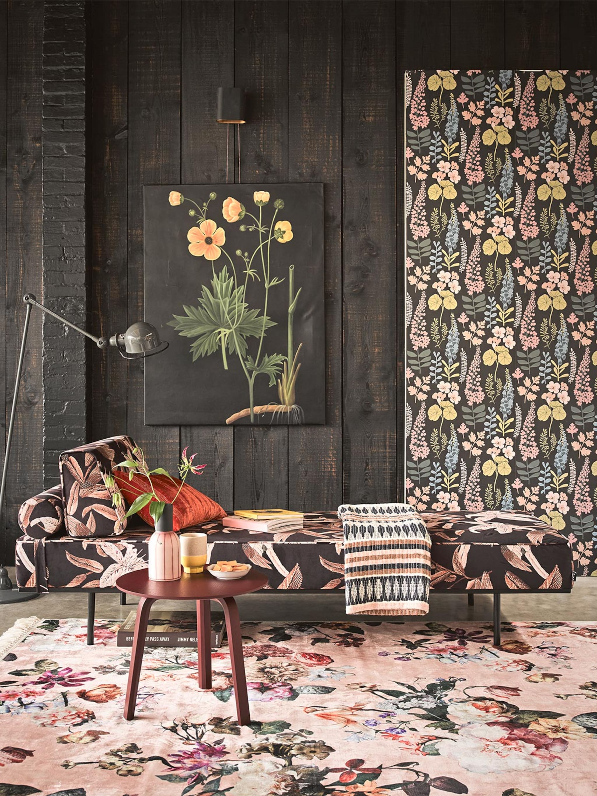 een donkere muur in de woonkamer stylen met deze 5 tips zit je goed