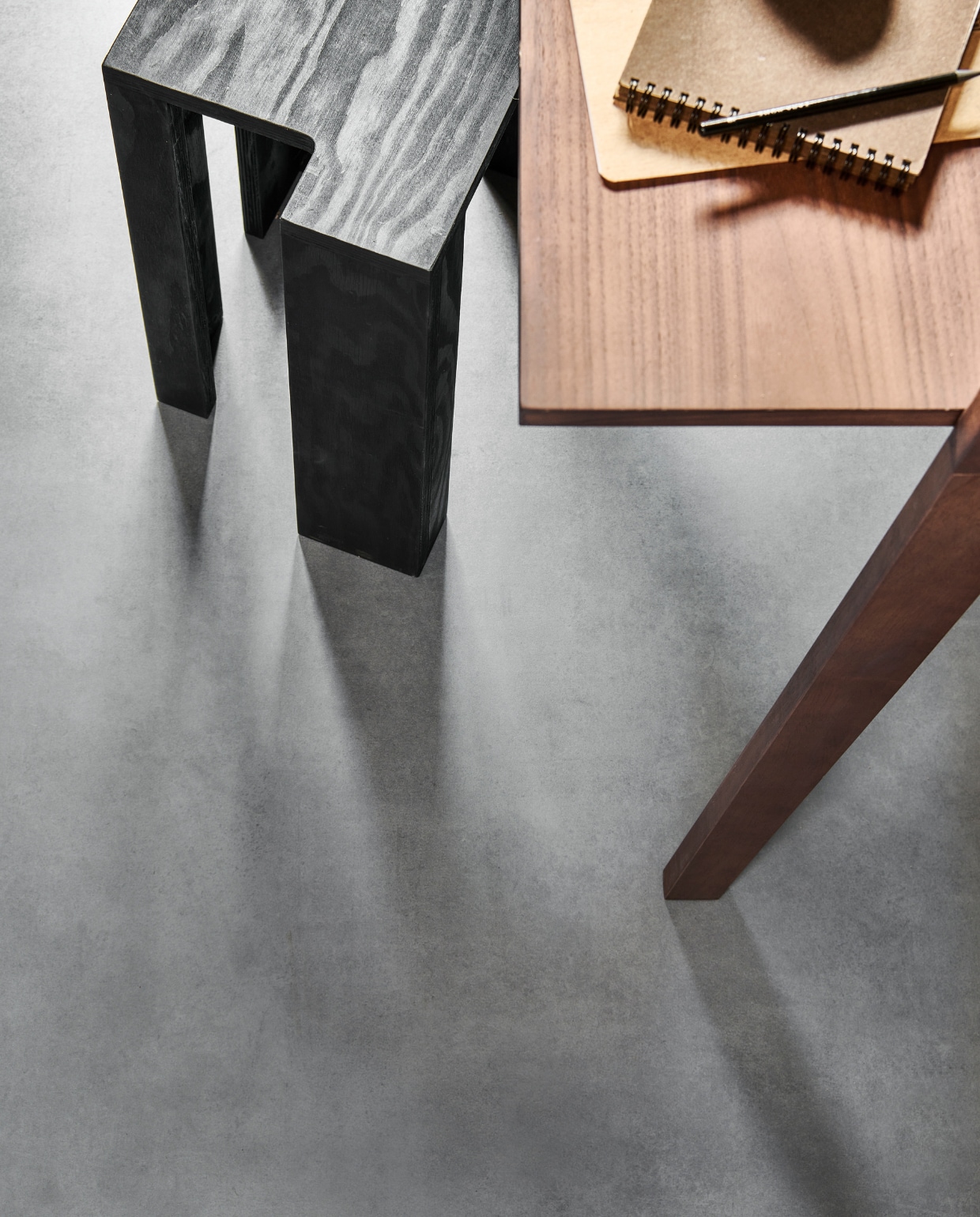 Novilon vloer Basalt, per m² € 35,65.M.m.v. zuiver.com (houten bureau), bramvanderbeke.com (kruk). Overig privébezit.