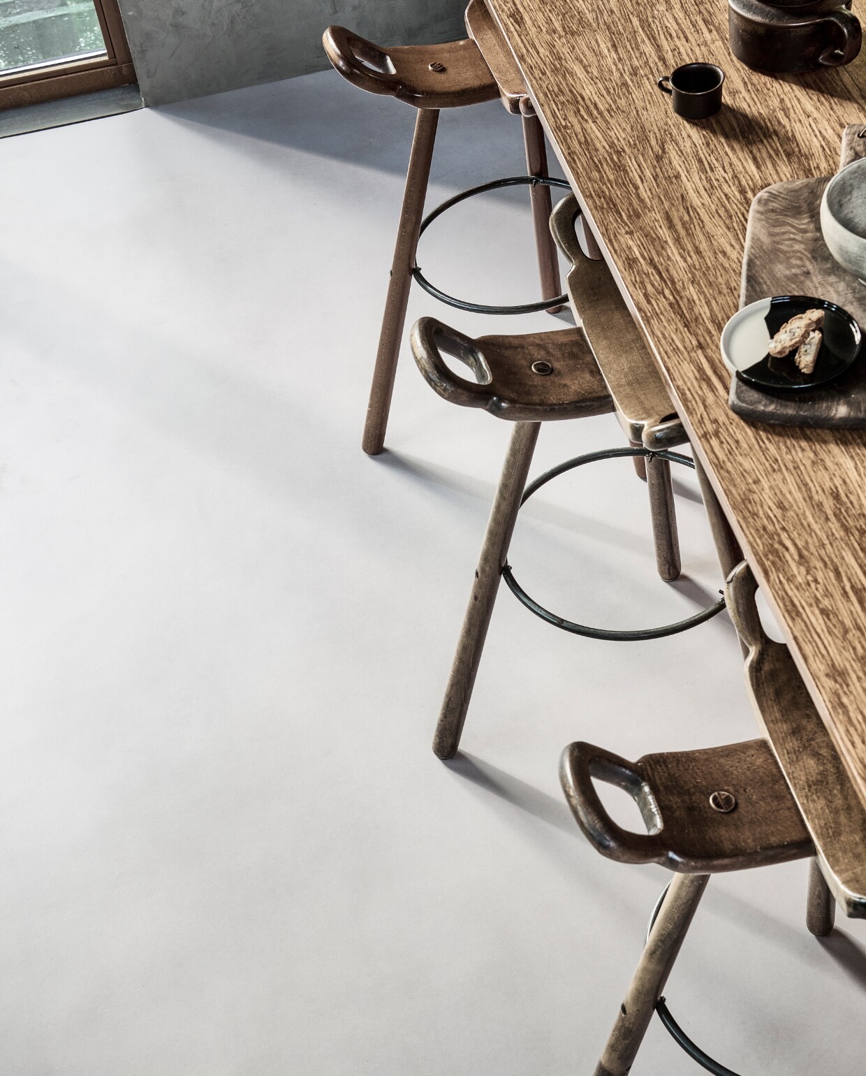 Novilon vloer Kiezel, per m² € 35,65.M.m.v. interiorcowboys.com (theepot met kopje, houten snijplank), zarahome.com (grijze kom), hm.com (zwart-wit bord). Overig privébezit.