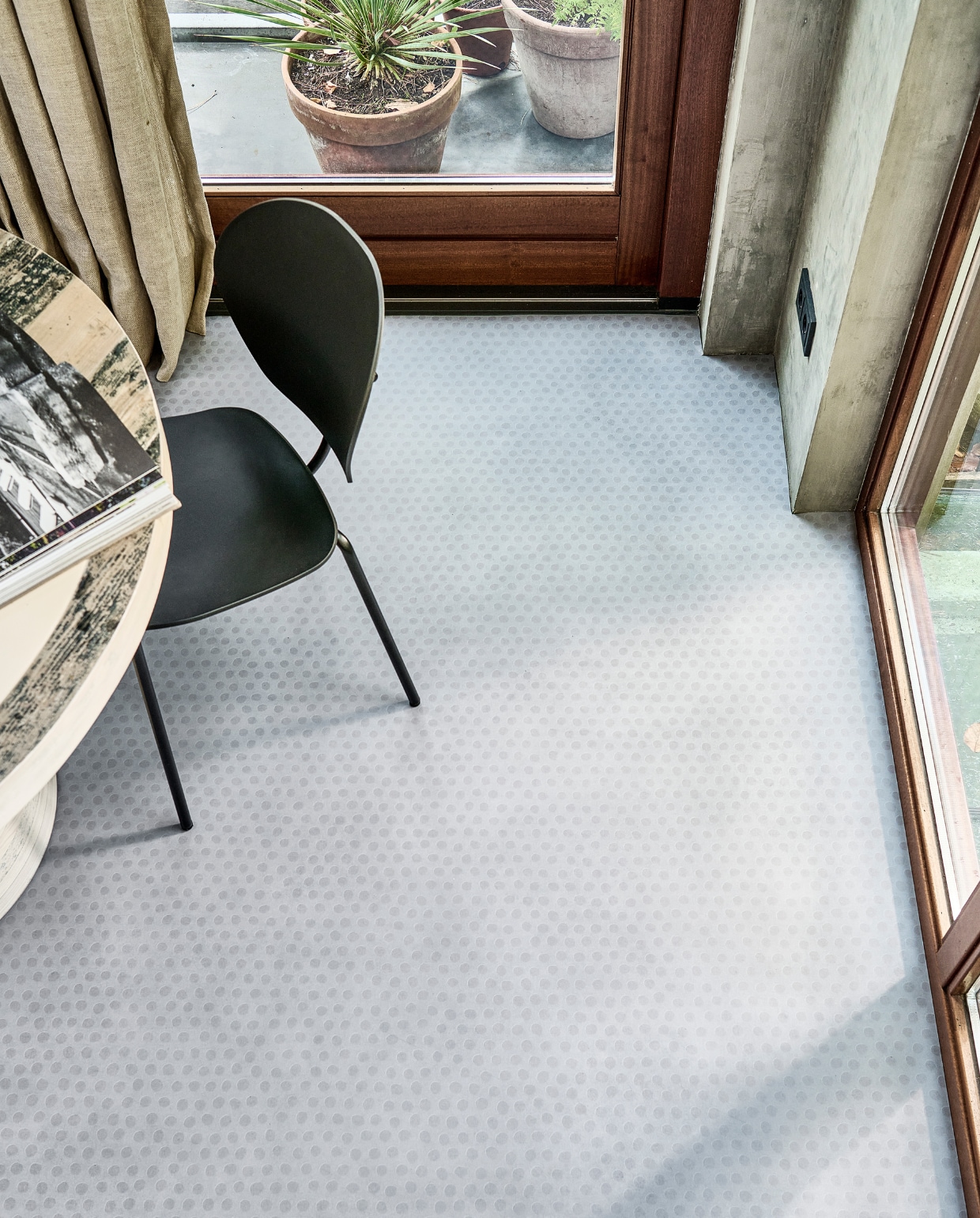 Novilon vloer Stip, per m² € 35,65.M.m.v. interiorcowboys.com (tafel). Overig privébezit.