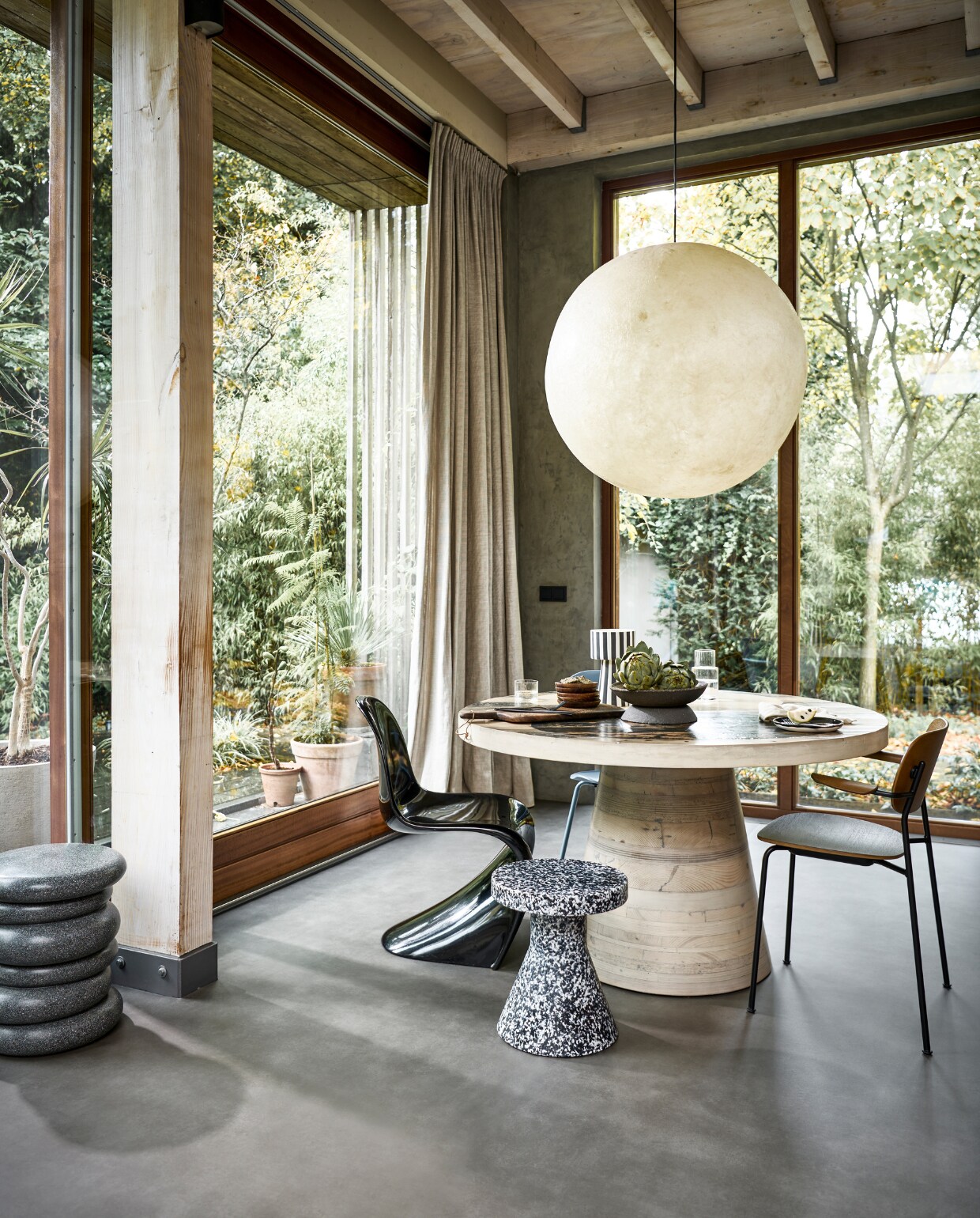 Novilon vloer Gruis, per m² € 35,65.M.m.v. vtwonen.nl (gemêleerde kruk van Normann Copenhagen, houten eetkamerstoel van Menu, gestreepte vaas van Oyoy, bord van Serax), zuiver.com (blauwe eetkamerstoel), interiorcowboys.com (eettafel, aardewerken etagère, houten snijplank), zarahome.com (glazen karaf, glas, bestek, linnen servet), studioperspective.nl (kruk van gerecycled afval Wybelt). Overig privébezit.