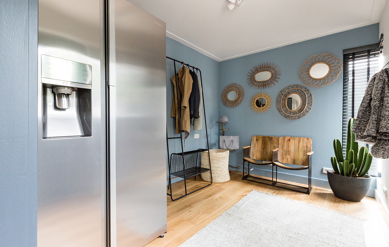Binnendeur met glas: Weekamp Deurengeverfd met lak off black titanium mat in kleur 57 van Farrow &amp; Ball: ProCoatingsTrap ‘Blue Ice’: UpstairsVloer ‘Groningen’: Hollandsche VloerenJaloeziën in kleur ‘Clay’: JASNOKleur op de wand – Veveo Collix AC Plus, kleur wit: ProCoatingsKleur op de wand – Veveo Collix AC Plus, kleur Denim Blue: ProCoatingsKoelkast ‘Foodshowcase’: SamsungKledingrek: Woonboulevard Poortvliet XXLMand: vtwonen.nlBijzettafel: Woonboulevard Poortvliet XXLTas en hoed: privébezitBankje: Woonboulevard Poortvliet XXL(niet meer leverbaar)Spiegel – rond: vtwonen.nlSpiegel – ovaal: vtwonen.nlSpiegel – rond: vtwonen.nlSpiegel – ovaal: vtwonen.nlSpiegel – rond: vtwonen.nlBloempot: Tuincentrum Overvechtmet cactus ‘Euphorbia Ingens’: Scheepstra BloemenKapstok van vilt: Dock FourSpiegel – goud: vtwonen.nlVloerkleed: vtwonen.nl
