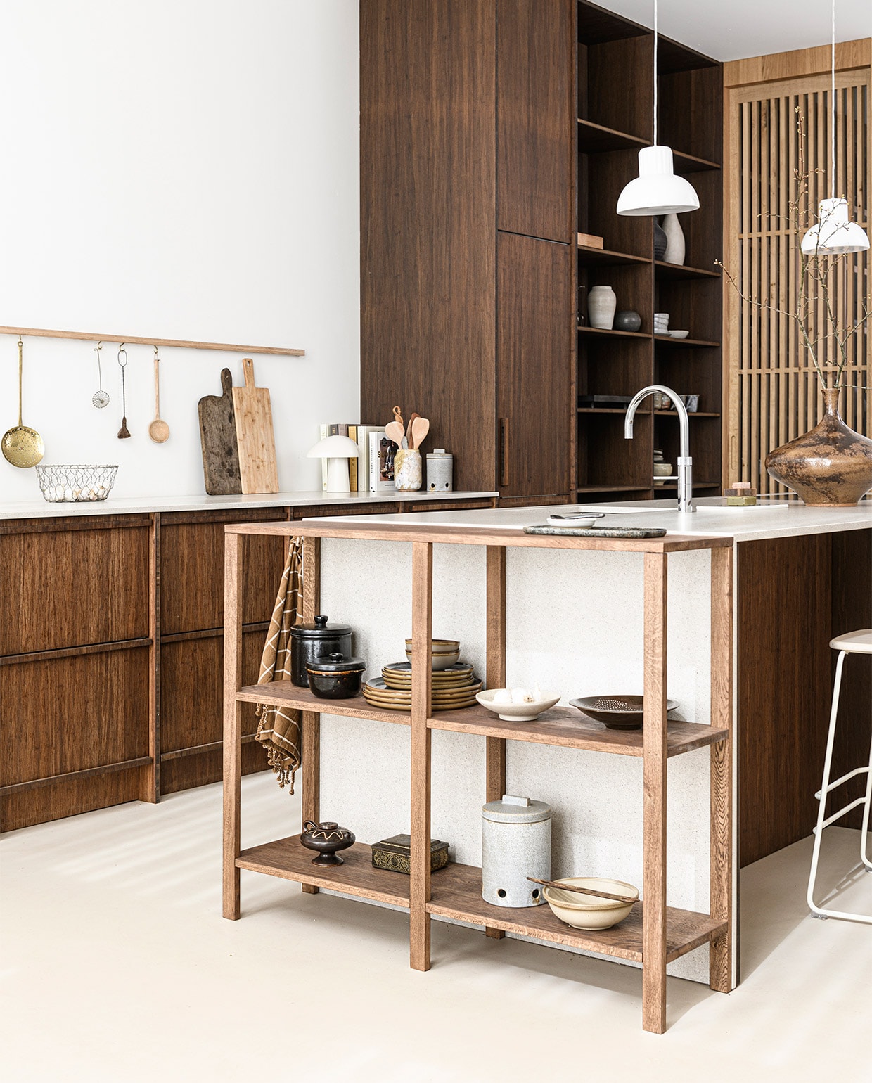 Keuken ontwerp Avenue Design Studio, prijs op aanvraag, houten schuifdeuren ontwerp Avenue Design Studio, prijs op aanvraag (avenue-designstudio.com). Marmeren serveerplank van HKliving € 22,95, groengrijze schaal van Serax uit 12-delige serviesset € 199,-, voorraadpotten Hazel van Bloomingville 11×18 cm (Øxh) € 21,90, 15,5×22 cm (Øxh) € 46,90, geruite theedoek Gobi van Oyoy, set van 2 € 18,- (vtwonen.nl). Zwarte aardewerken potten met antieklook vanaf € 17,99 (zarahome.com). Gevlochten metalen mand van Redecker € 14,- (thefinestore.com). Overig privébezit.
