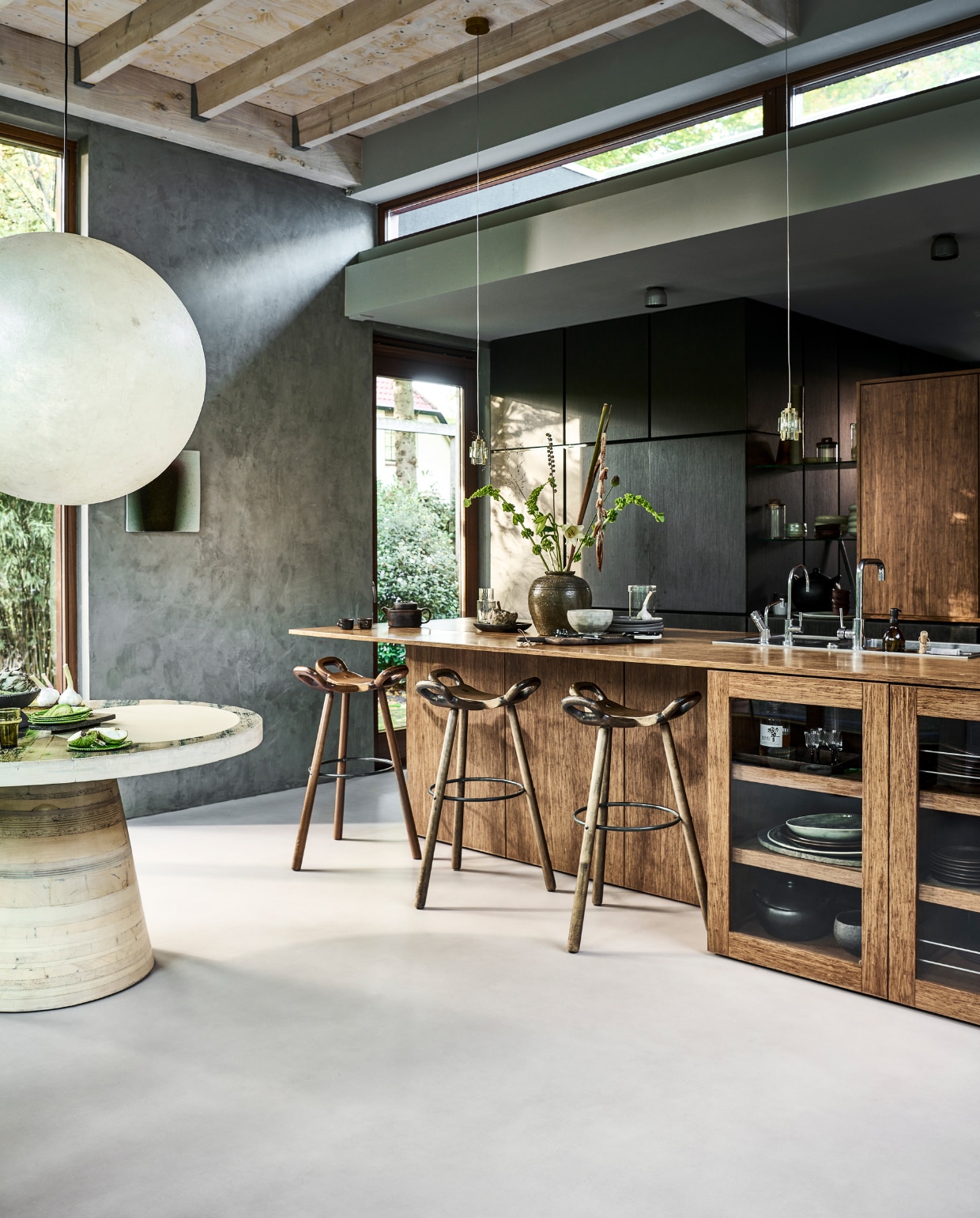 Novilon vloer uit vtwonen collectie Kiezel, per m² € 35,65. M.m.v. interiorcowboys.com (eettafel, kunst, keramieken dienblad, aardewerken etagère, groen glas, groene borden, theepot met kopjes, houten snijplank, vaas, zwarte pannen), zarahome.com (glazen karaf, grijze kom, zwart bestek, glazen voorraadpot, voorraadpotten met houten deksel), hm.com (donkergrijze borden, zwart-wit bordje). Overig privébezit.