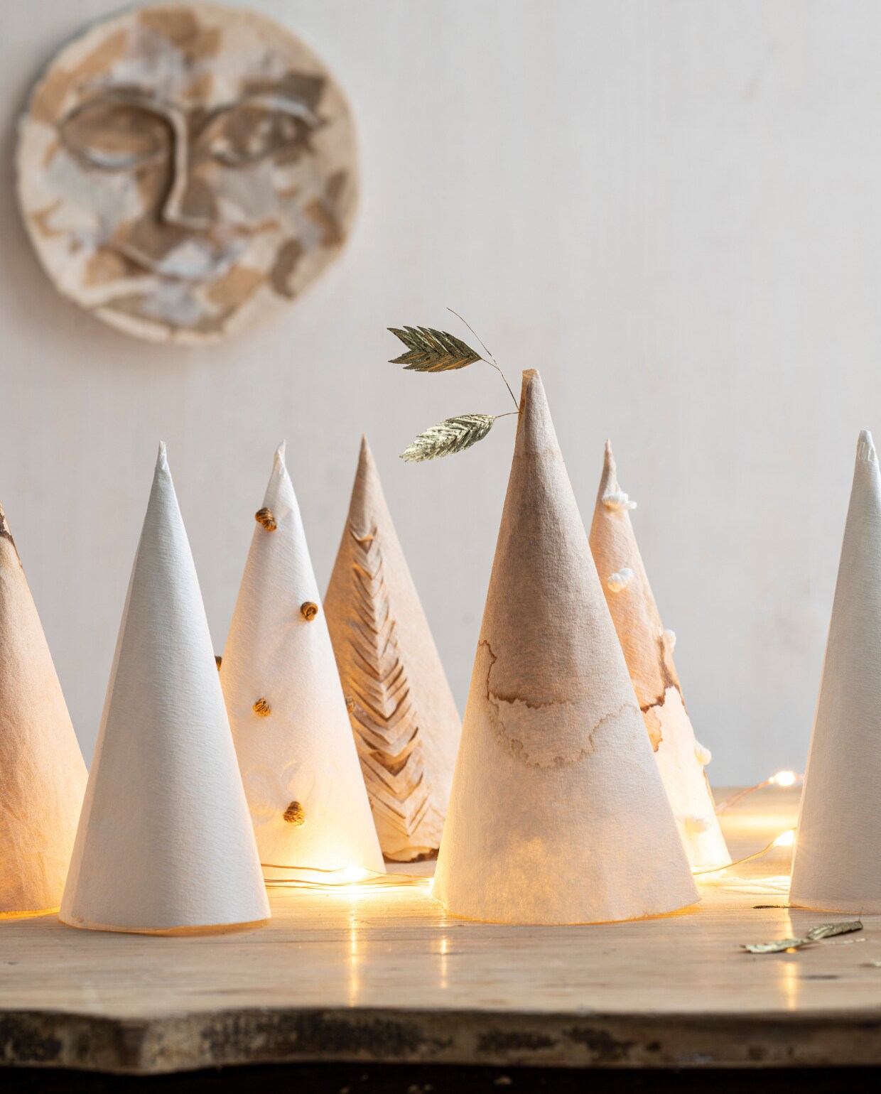 Papier-maché gezicht uit de Moods limited collection, per stuk € 54,95 (). Koperdraad lichtsnoer € 4,50 (). Kerstornament (woodchuck.nl). Overig privébezit.