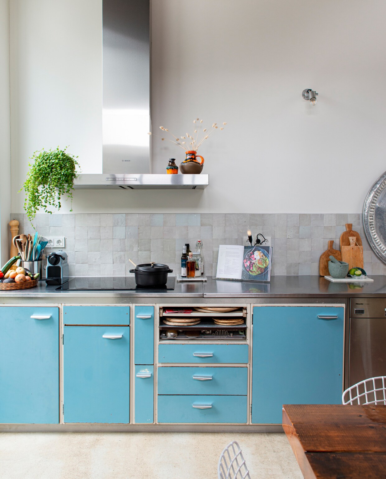 Piet Zwart-keuken voor Bruynzeel, tegels Zelliges via designtegels.nl, metalen schaal meegenomen uit Marrakesh, vintage vazen via Sprinkel + Hop, kookpot La Cocotte Staub, afzuigkap Bosch.