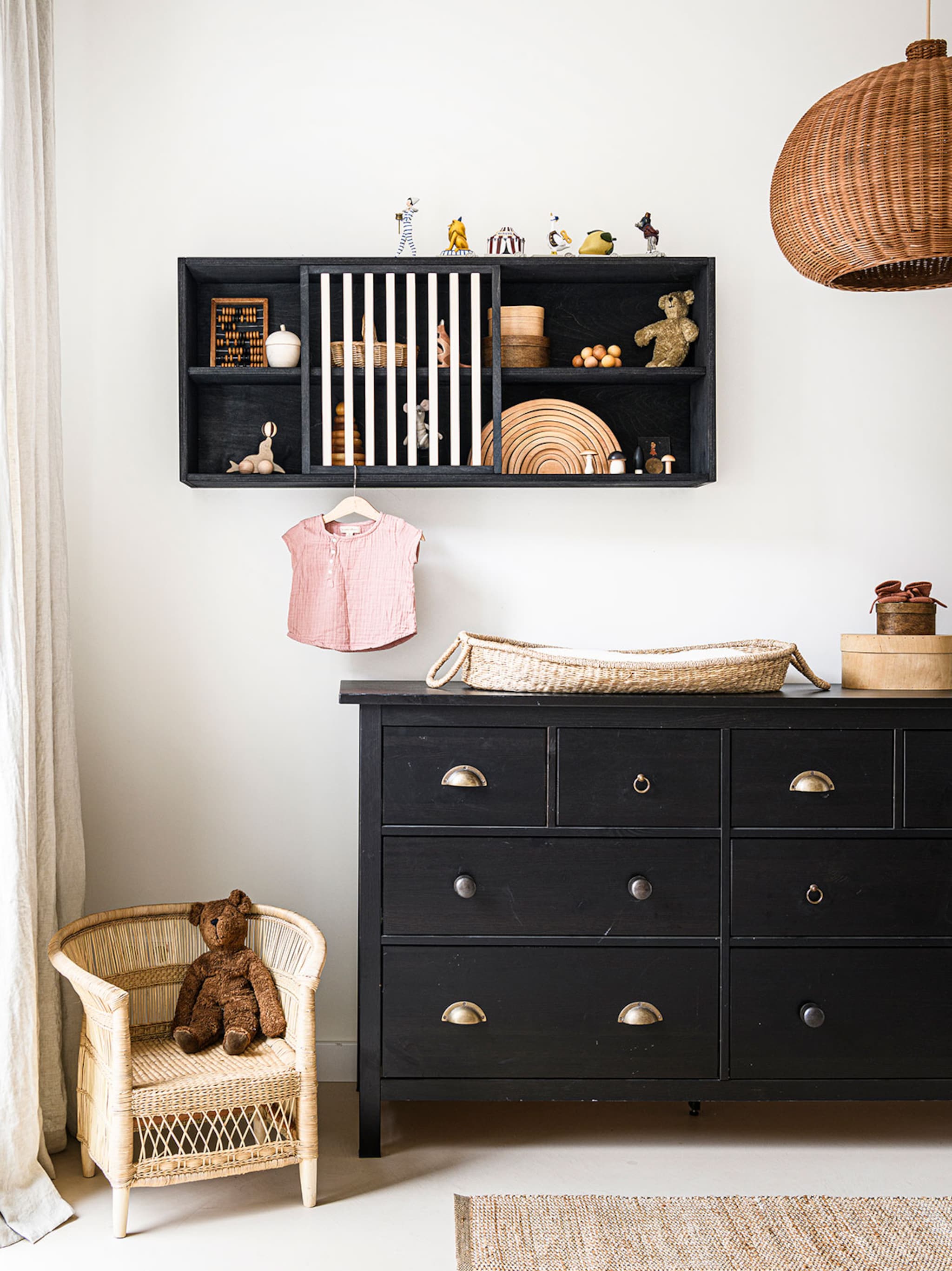 plek voor alle kleertjes inspiratie voor een kledingkast in de kinderkamer