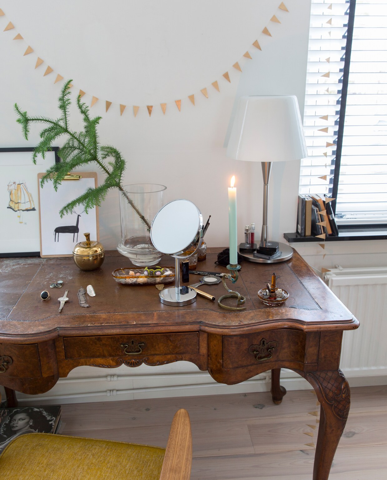 Antieke tafel cadeau gekregen, schemerlamp Ikea, spiegel op voet drogist, kandelaar en sieradenbakje rommelmarkt, tak Floribundus. Stoel 366 Concept. Witte beits vurenhouten vloer Sigma, muurverf RAL 9010. Overig onbekend.