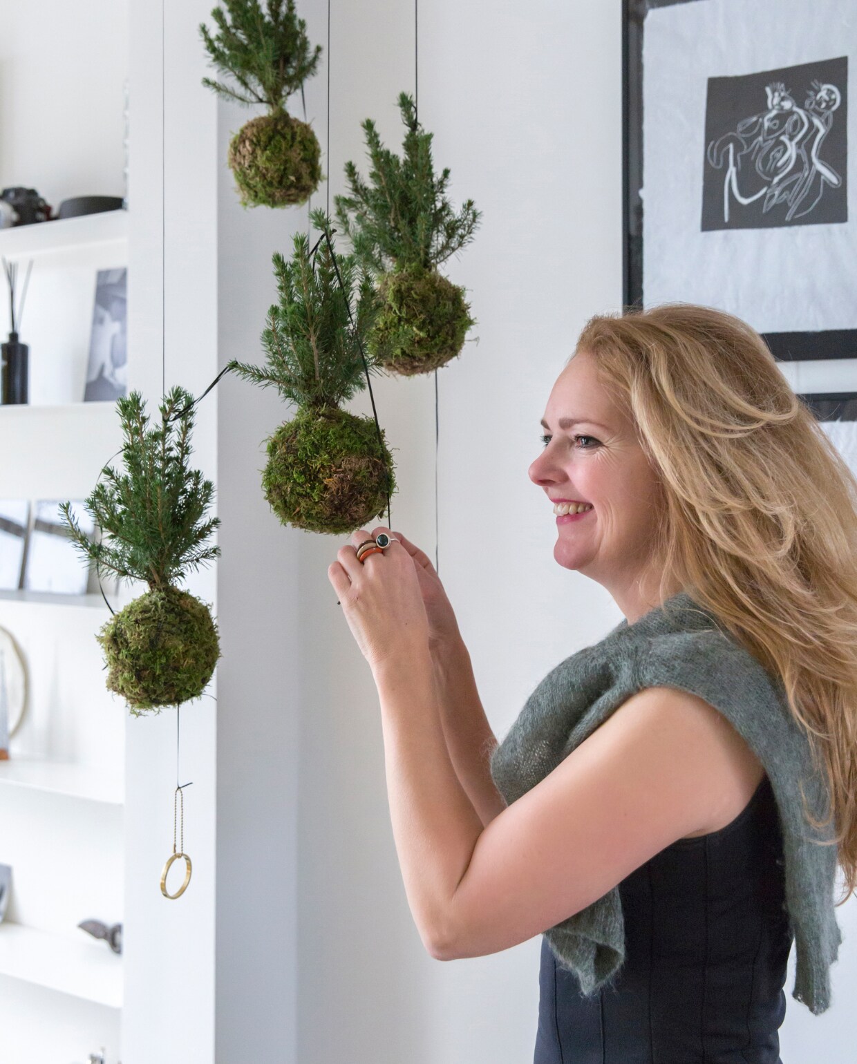 Mobile met kokedama’s BoulevardB, zwarte lijst ’t Kwassie, kunst Frenk van Heeswijk.
