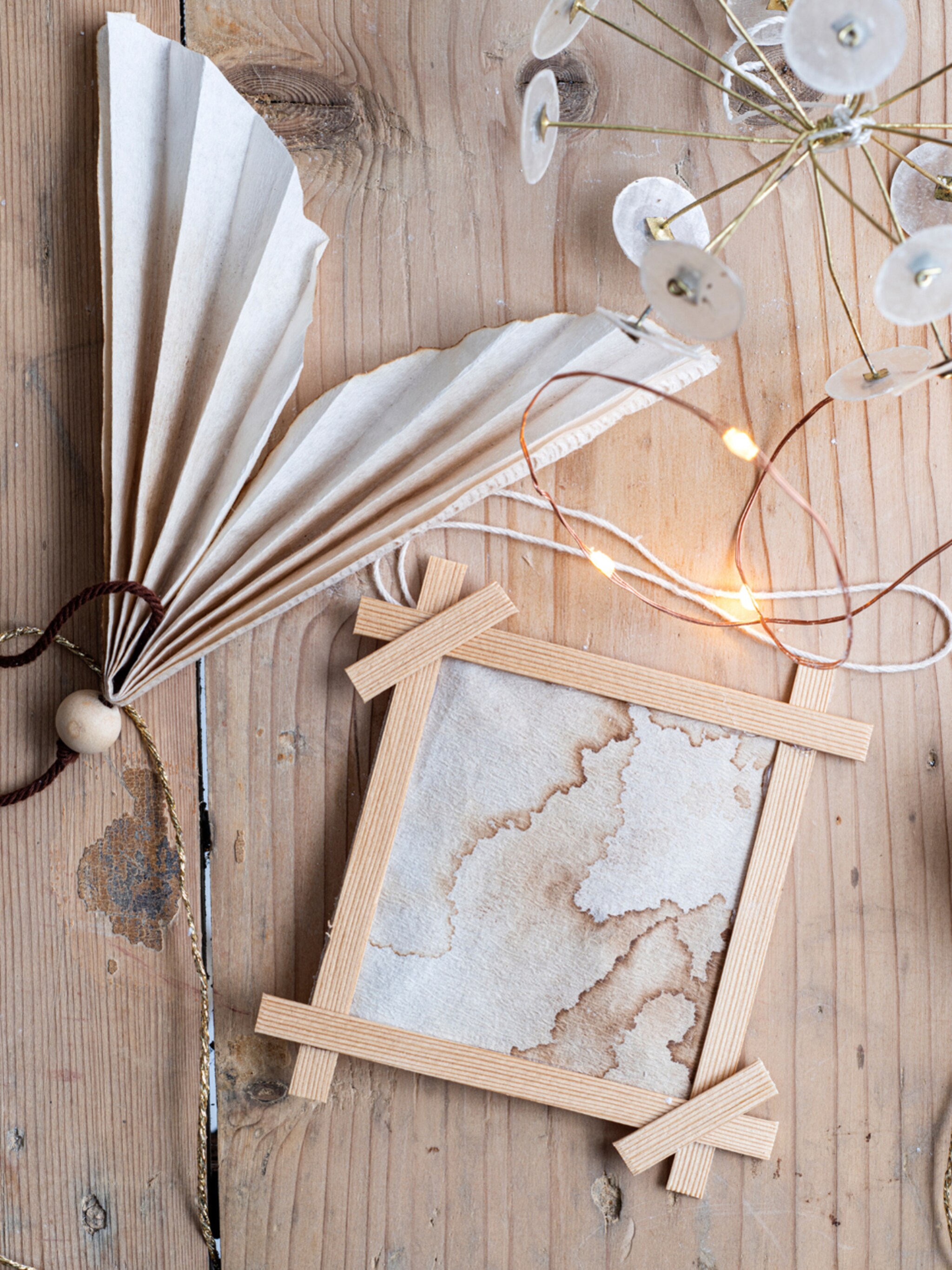 aan de slag met 5 kerstslingers en hangers van koffiefilters
