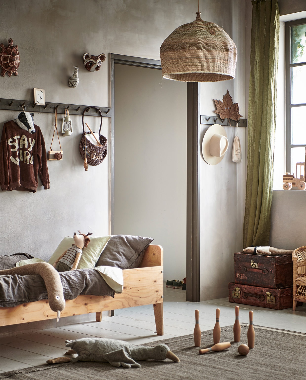 Muurverf Elkhorn, prijs op aanvraag (bauwerkcolour.com). Houten juniorbed Crisis, onbehandeld (pietheineek.nl). Houten kapstok van Iris Hantverk, 67×7,5 cm(arket.com), geschilderd in de kleur Peppery Black No. 71 (vestingh.nl). Vloerkleed Hojet bruin, 170×240 cm (ikea.nl). Beddengoed Junior Bedding van Studio Feder in kleur Moss Green, organisch katoen, 100×140 cm, hoed Old Habits Die Hard, houten handgemaakt visspel, bowling set van Wooden Story (zoenvoorgust.com). Knuffel slang van Ferm Living, knuffel muis van Maileg, knuffel gans large van Senger Naturwelt, teddybeer (op koffers) van Ferm Living (storeofdaydreams.com). Houten speelgoedcamera Fanny &amp; Alexander (elenfhant.nl). Houten lijst met ooievaarskaart (keizerin.nl). Hanglamp mand Ilala palm (couleurlocale.eu). Papier-maché dierenkoppen gemaakt door Babette Hofstede, prijs op aanvraag (babetteswereld.com). Rotan wall basket Emilou in kleur Dark Brown (merilou.nl). Lantaarn onderdeel van Explorer set (zarahome.com). Linnen gordijn in donker kakigroen, set van 2 (hm.com). Houten vorkheftruck van Goki (lanoeka.com). Oude leren koffers(burbri.nl). Stoel Malawi Kids Chair van People of the Sun (archive-store.nl). Overig privébezit.