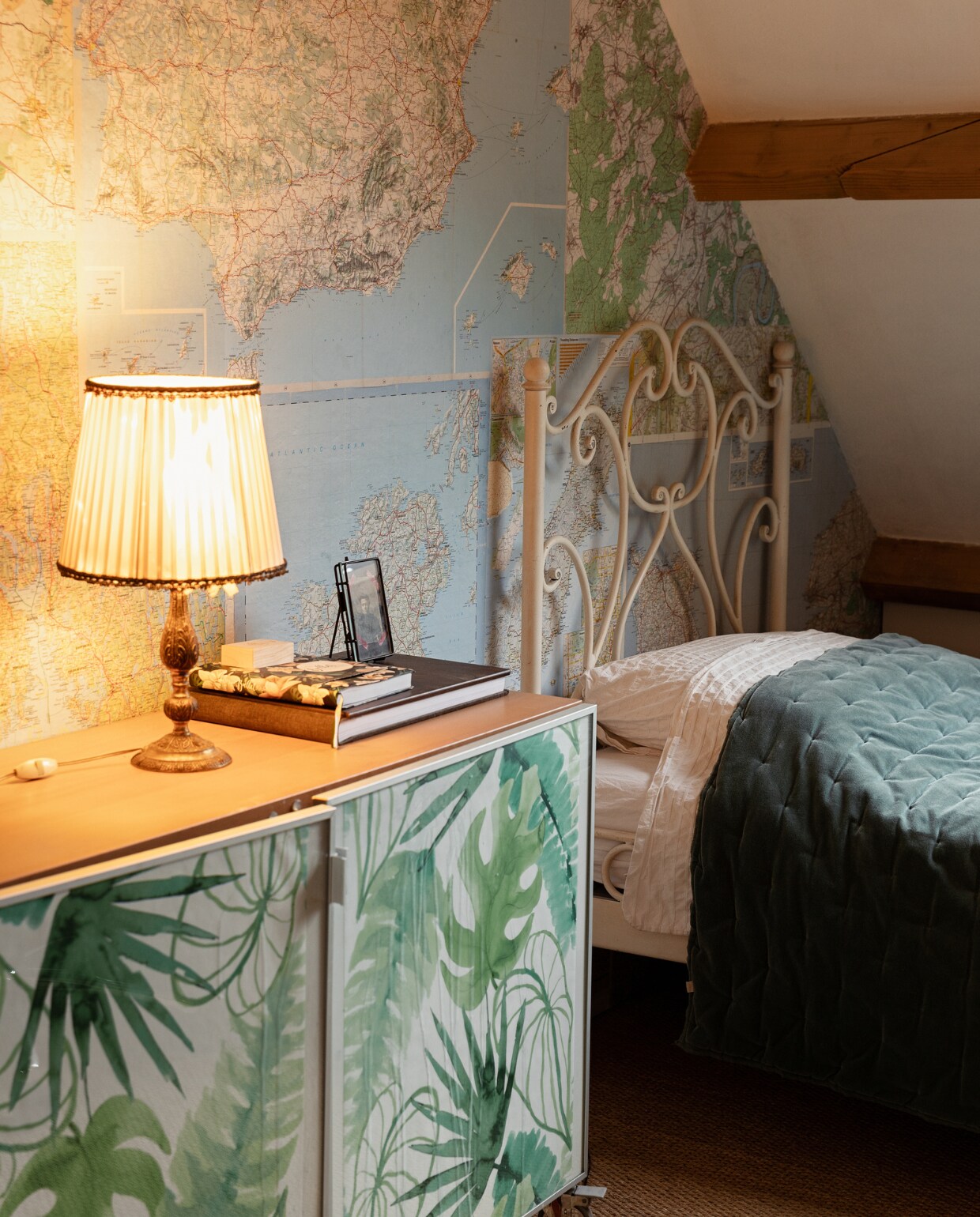 Landkaartenbehang zelfgemaakt. Bed en lamp vintage. Dekbedovertrek Ikea. Sprei Walra. Kast Ikea, beplakt met behang Karwei.