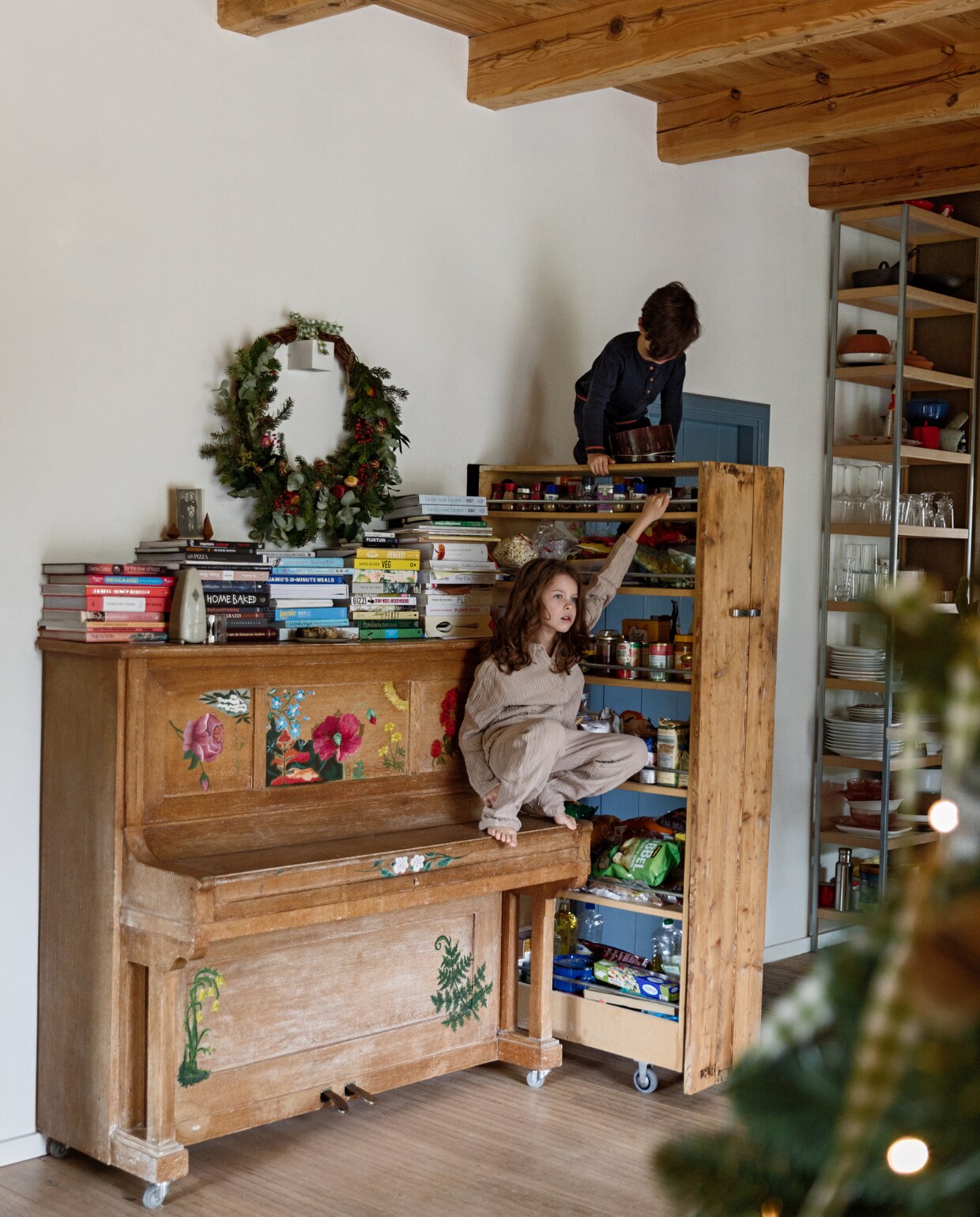 Piano tweedehands. Krans Blomsterkrans. Apothekerskast zelf gemaakt. Stellingkast Moduloo.