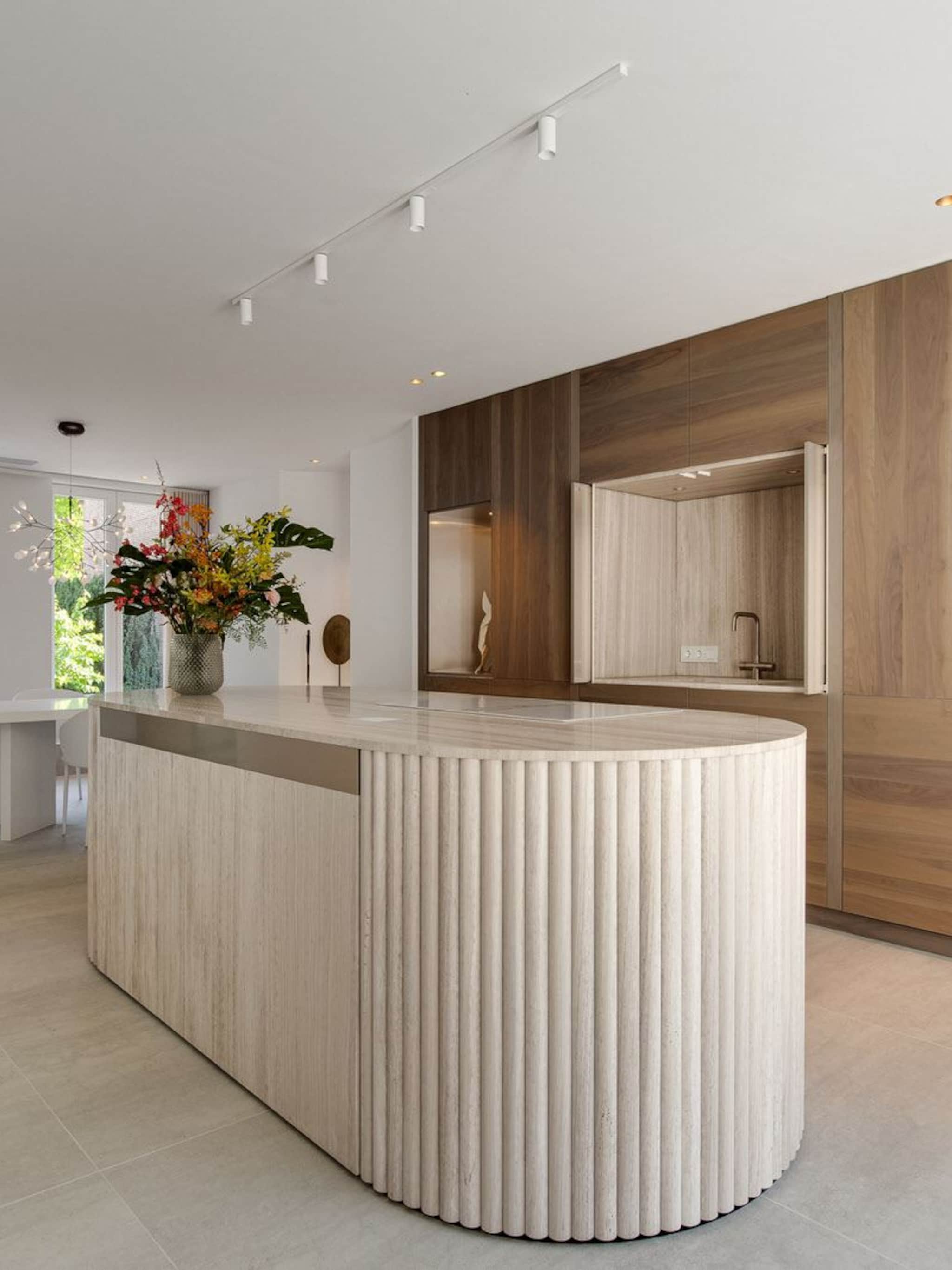 funda parel een design bovenwoning met ovaal keukeneiland in hartje den bosch