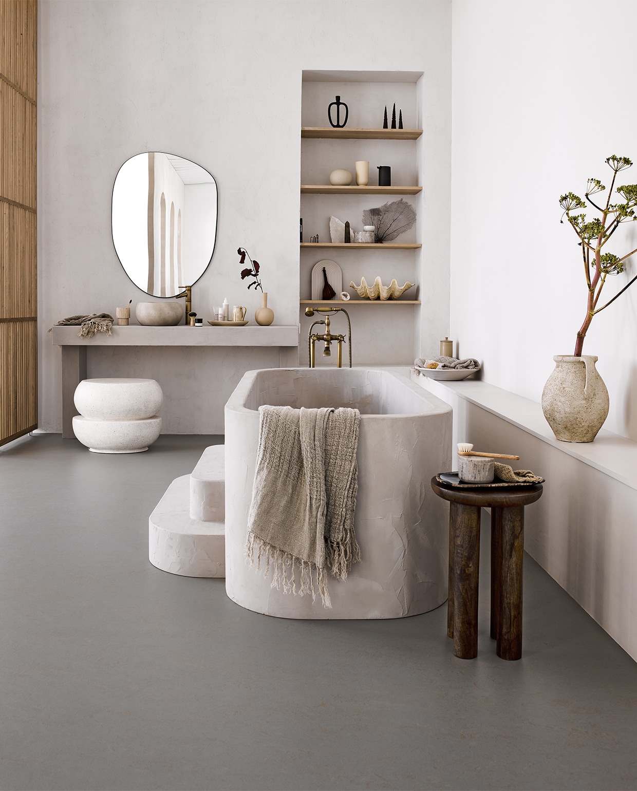Marmoleum vloer Lava vtwonen 11, per m² € 48,-(ex installatie)M.m.v.: Nordal.eu (bijzettafel, linnen handdoeken, marmeren potten, xl schelp, doos suéde), Lanena-home.com (kruk van microcement), Zarahome.com (spiegel, schaal en grote kan), Bungalow.dk (kannetje en ovalen schaal), Byjoa.nl (zwarte kan, vaas crème op plank, bol vaas).Overig is privébezit