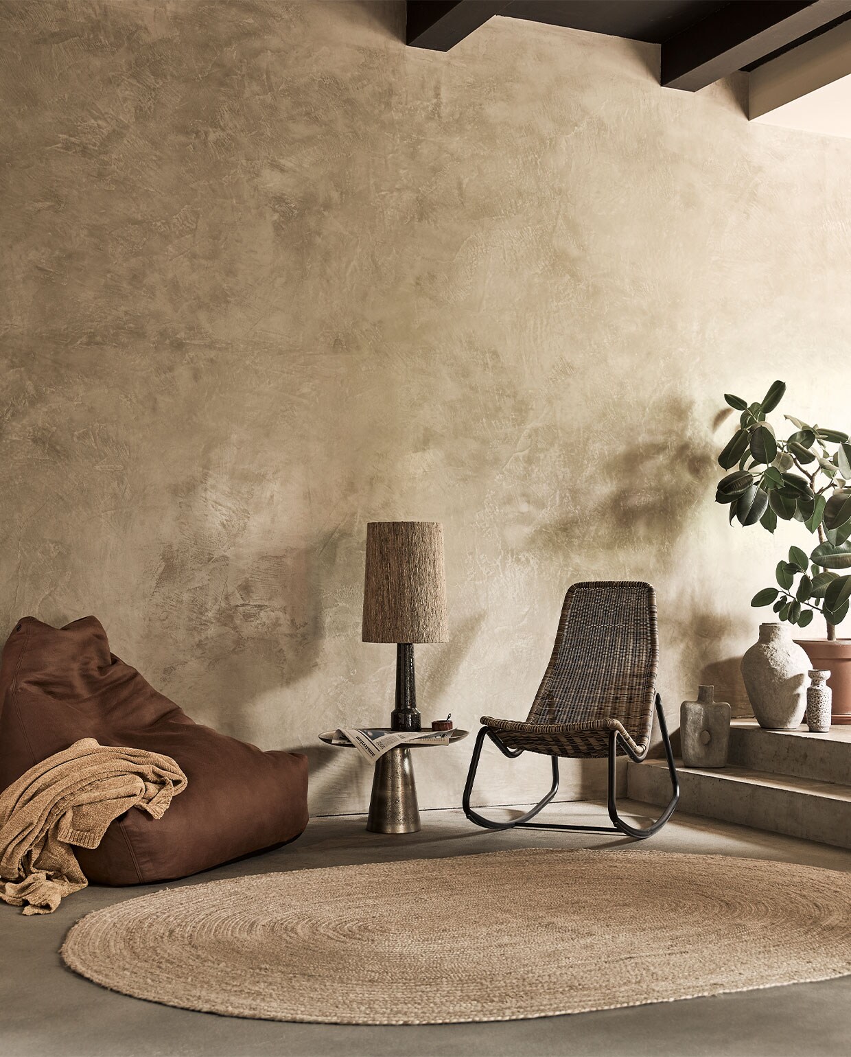 Indoor zitzak van Extreme Lounging, 90x90x95 cm (bxdxh) € 223,99 (fonq). Schommelstoel Tom, 51x95x97 cm (bxdxh) € 149,- (basiclabel). Koperen bijzettafel Moos Rune € 224,- (fonq). Keramische lampenvoet € 219,-, lampenkap € 109,-, keramische vaas € 34,95, plaid € 39,95 (hkliving). Geweven juten vloerkleed, 170×240 cm € 149,- (hm.com). Papier-maché vazen vanaf € 59,95 (basiclabel).