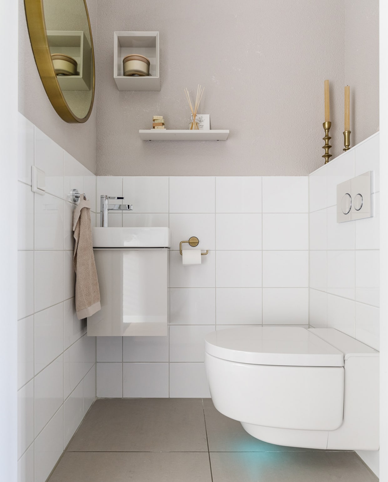 Verf muren Urban Taupe Flexa. Fontein en onderkast voor fontein iCon Geberit. Douchewc AquaClean Mera Comfort Geberit. Bedieningsplaat Sigma21 Geberit Planchet iCon Geberit. Wandbox iCon Geberit. Gouden spiegel van Zuiver vtwonen. Gouden toiletrolhouder Tiger Tune vtwonen. Overig privébezit