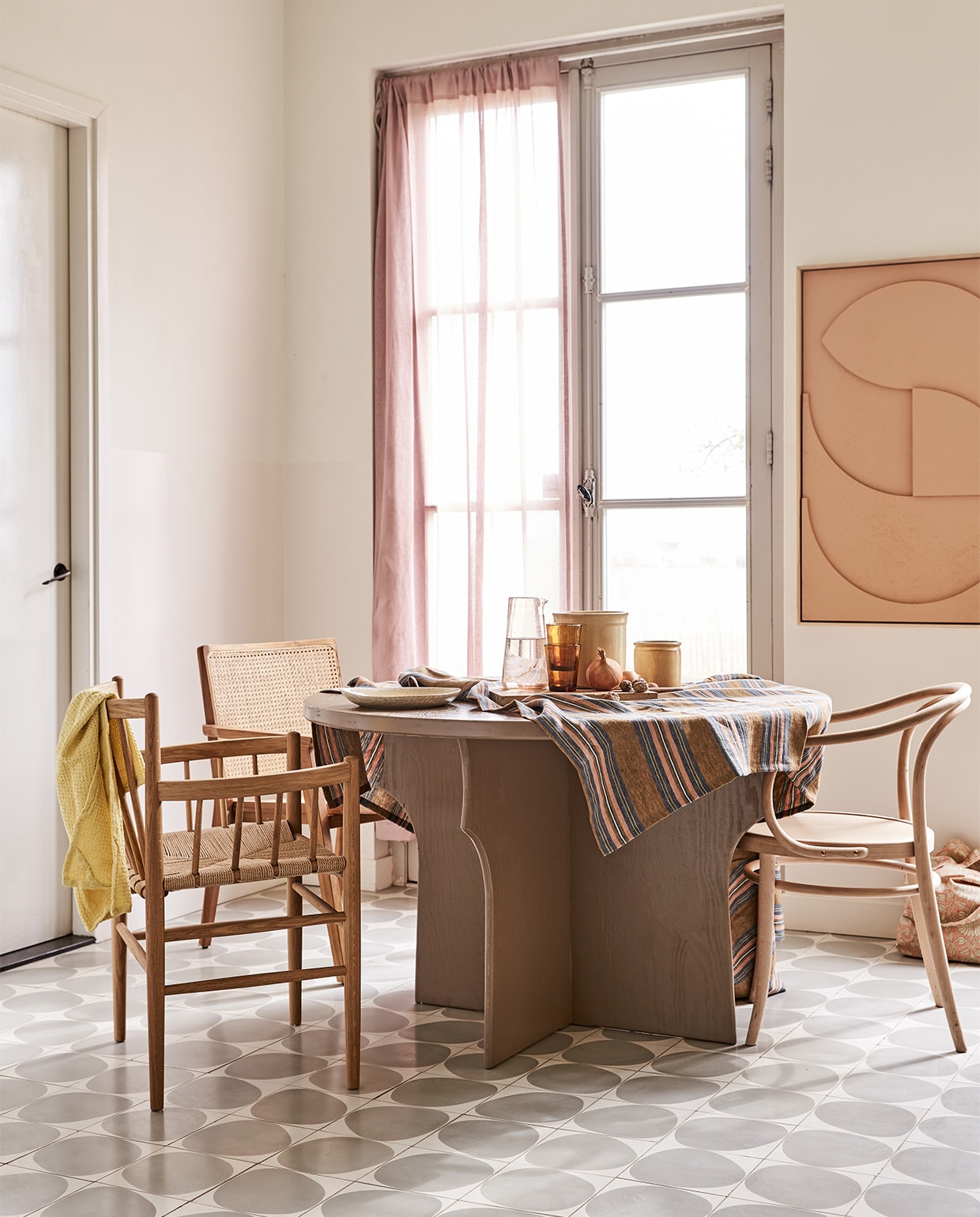Goudkleurige tafel, 100×75 cm (Øxh) € 2212,50, kleine goudkleurige tafel, 61×76 cm (Øxh) € 525,- (polspotten.nl). Stoffen stoel met goudkleurige poot € 1250,- (mobilia.nl). Blauwe tafelloper € 43,-, roze linnen servet € 9,- (libecohomestores.eu). Glazen kruk € 1115,-, blauwe porseleinen borden per stuk € 43,71, pastelkleurige bekers € 32,75 (badenbaden.nl). Divers Wonki Ware servies met dessin in pastel en poedertint vanaf € 19,-, rechthoekige schaal € 14,- (couleurlocale.eu). Goudkleurig slabestek in bloemvorm € 12,99, goudkleurig bestek per couvert € 9,99, roze vaas met goudkleurige rand € 19,99, stolp met goudkleurige voet € 19,99, goudkleurig blad prijs op aanvraag (hm.com). Kop en schotel in wit met goud € 5,99, goudkleurig peper-en-zoutstel € 22,99 (zarahome.com). Goudkleurige siervorm € 36,-, servetring € 5,95 (loods5.nl).