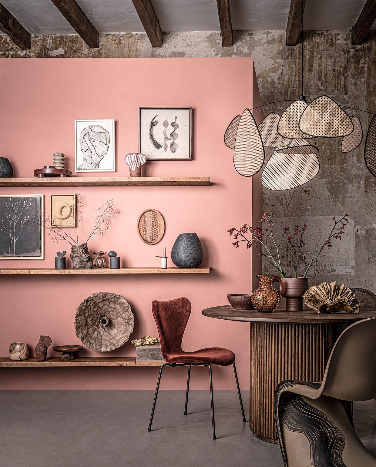 Op wand krijtverf in kleur Courtly Rose, per liter € 39,25 (pure-original.nl). Op maat gemaakte zwevende eikenhouten wandplanken afgewerkt met olie, per meter € 180,- (houthandelvansteen.nl). Op en om de bovenste plank: zwart keramieken vaas, prijs op aanvraag (vantil.nl). Dienblad € 59,- (kasstoor.nl). Marmeren vaas € 79,- (homestede.nl). 3D-portret door Margo van Erkelens, prijs op aanvraag (margovanerkelens.com). Terra kunstobject van Maria Lenskjold, prijs op aanvraag (theodeto.com). Schildering op doek van Atelier de Rijk, prijs op aanvraag (tessaderijk.com). Op en om de middelste plank: schilderij van Maartje van den Noort, prijs op aanvraag (maartjevandennoort.nl). 3D-kunstwerk van Atelier de Rijk, prijs op aanvraag (tessaderijk.com). Geurkaarsen in zwarte pot, per stuk € 85,-, bruine vaas Wobbly Vase € 240,- (2222studio.com). Glazen vaas met geschulpte rand € 30,-(nordal.eu). Houten bord € 130,- (homestede.nl). Marmeren kandelaar met zwart metalen accent € 35,- (brostecopenhagen.com). Zwarte keramieken vaas, prijs op aanvraag (vantil.nl). Op en om de onderste plank: Alabaster waxinelichthouder vanaf € 23,- (homestede.nl). Houten etagère € 163,- (kasstoor.nl). Terra kunstobject van Maria Lenskjold, prijs op aanvraag (theodeto.com). Grijs papieren wandobject, gouden papieren object, prijs op aanvraag (elsavisser.com). Grijsfluwelen box, set van 3€ 125,- (nordal.eu). Eettafel € 990,- (www.mimiettoi.com). Hanglamp € 511,90 (homestock.nl). Rode velours stoel € 649,- (kasstoor.com). Beschilderde eetkamerstoel van Atelier de Rijk, prijs op aanvraag (tessaderijk.com). Bruine wicker stoel € 450,- (vantil.nl). Bruin porseleinen schaal € 55,-, bruine steengoed vaas € 48,- (brostecopenhagen.com). Glazen karaf € 100,- (paviljoennoord.com). Papieren kunstobject op tafel, prijs op aanvraag (elsavisser.com).