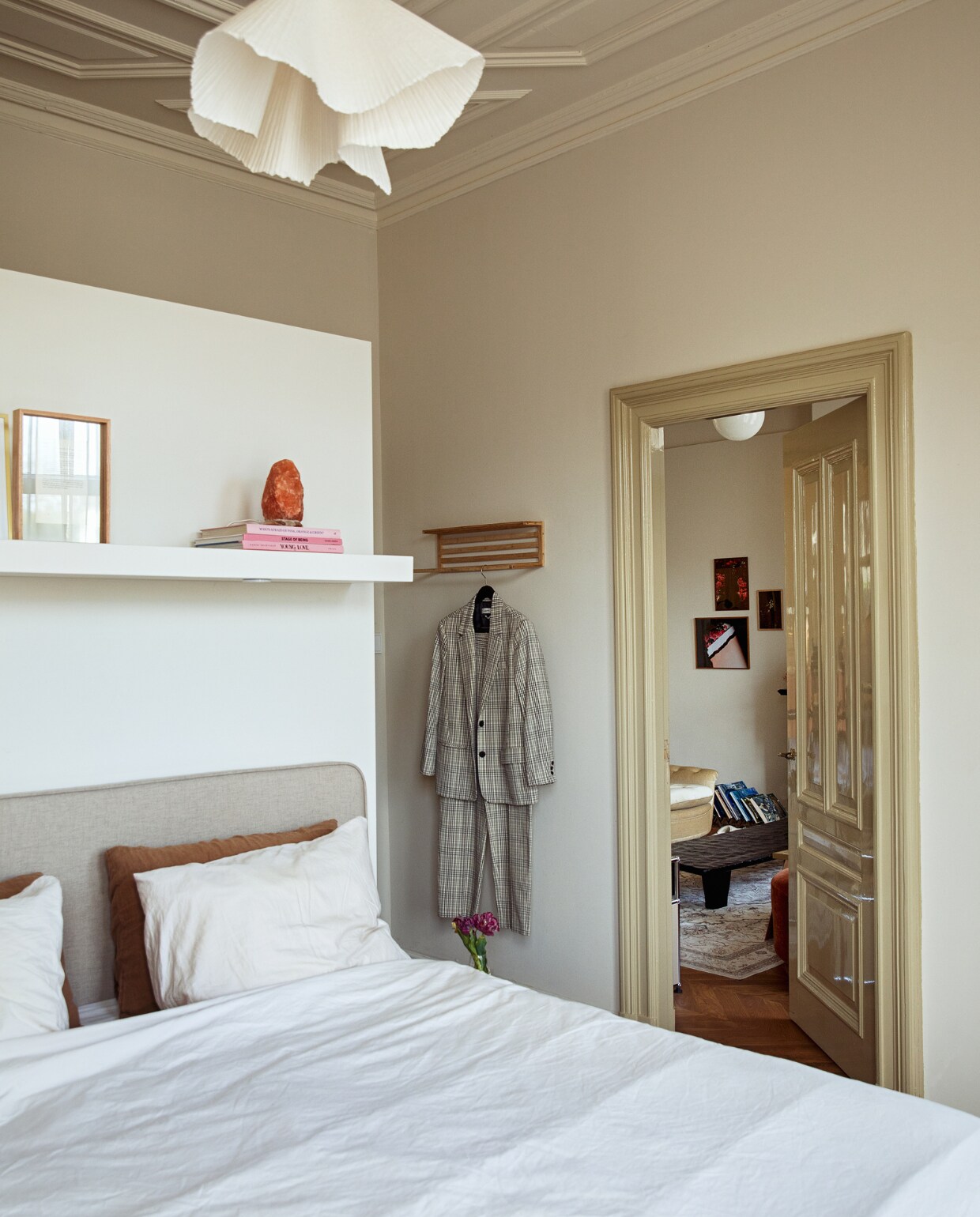 Hanglamp Zara Home. Verfkleur plafond Ral 9010, wanden Ral 9001, houtwerk S2U Allure Gloss gemengd bij Sigma. Bed Swiss Sense. Beddengoed Kepri Cotton. Overig onbekend.