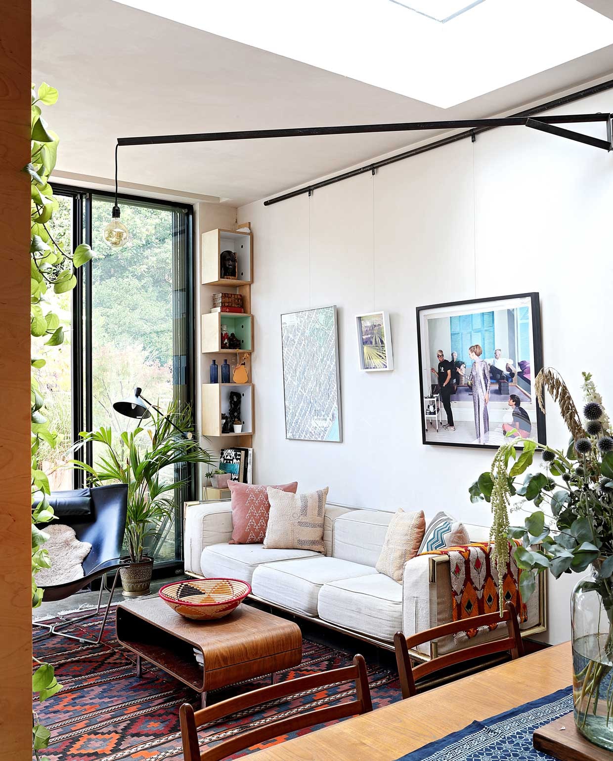 De Harrods-bank was van Mallika’s ouders, kussens Ferm Living, H&amp;M en zelfgemaakt. Antieke Pakistaanse lap. Tafel gekregen, mand HomeSense, kleed en zwarte David Weeks fauteuil kringloop. Schilderij-ophangsysteem eigen ontwerp. Art print van Cecil Beaton.