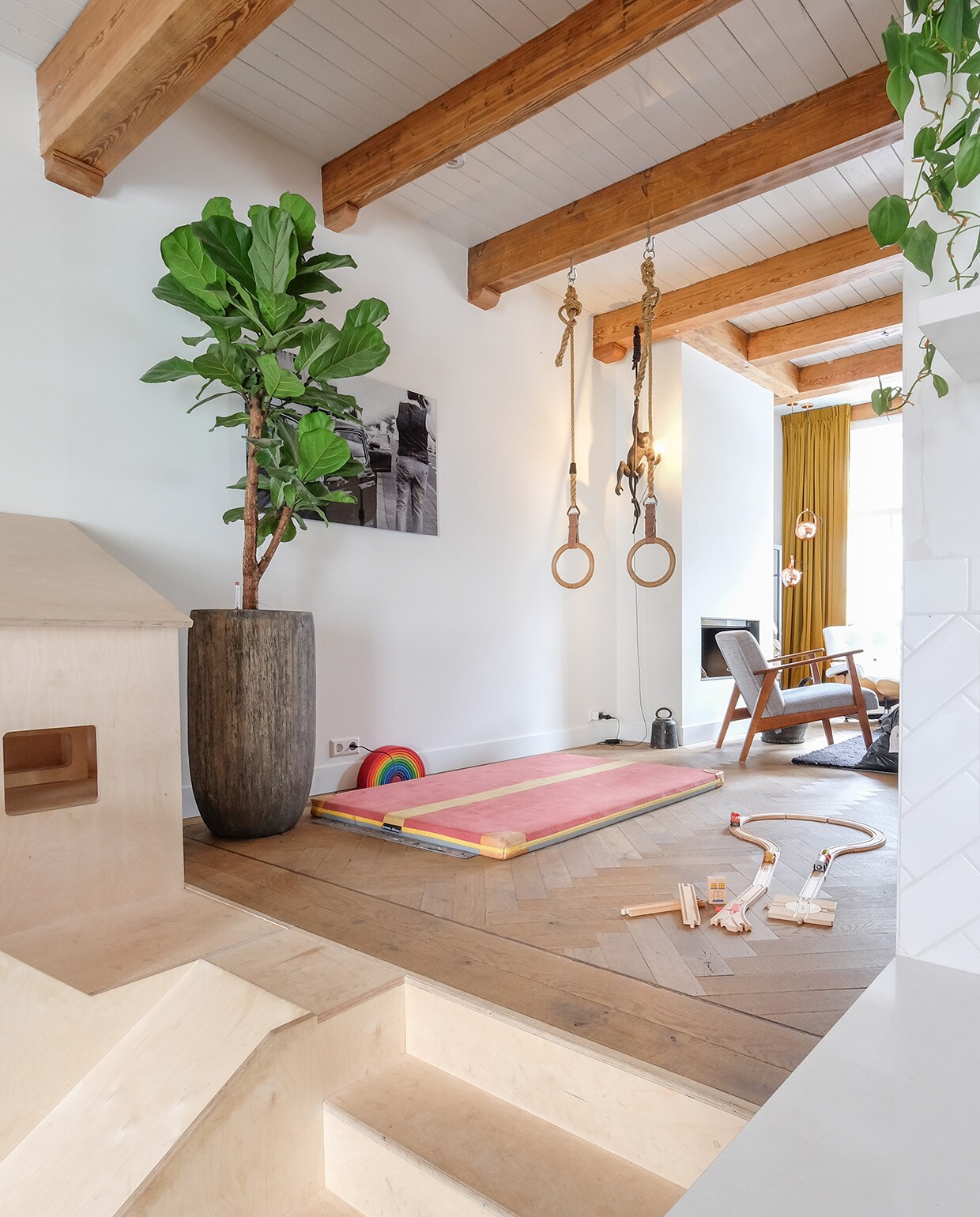 Gymnastiekringen uit een oude gymzaal. Turnmat Neef Louis. Aaplamp Seletti. Pot met ficus lyrata Intratuin. Foto gemaakt op trouwdag Iris en Oscar door Sjoerd Booij. Racebaan Brio. Speelhuis gemaakt door Plantvierkant. Fauteuil Ikea. Hanglampen House Doctor.