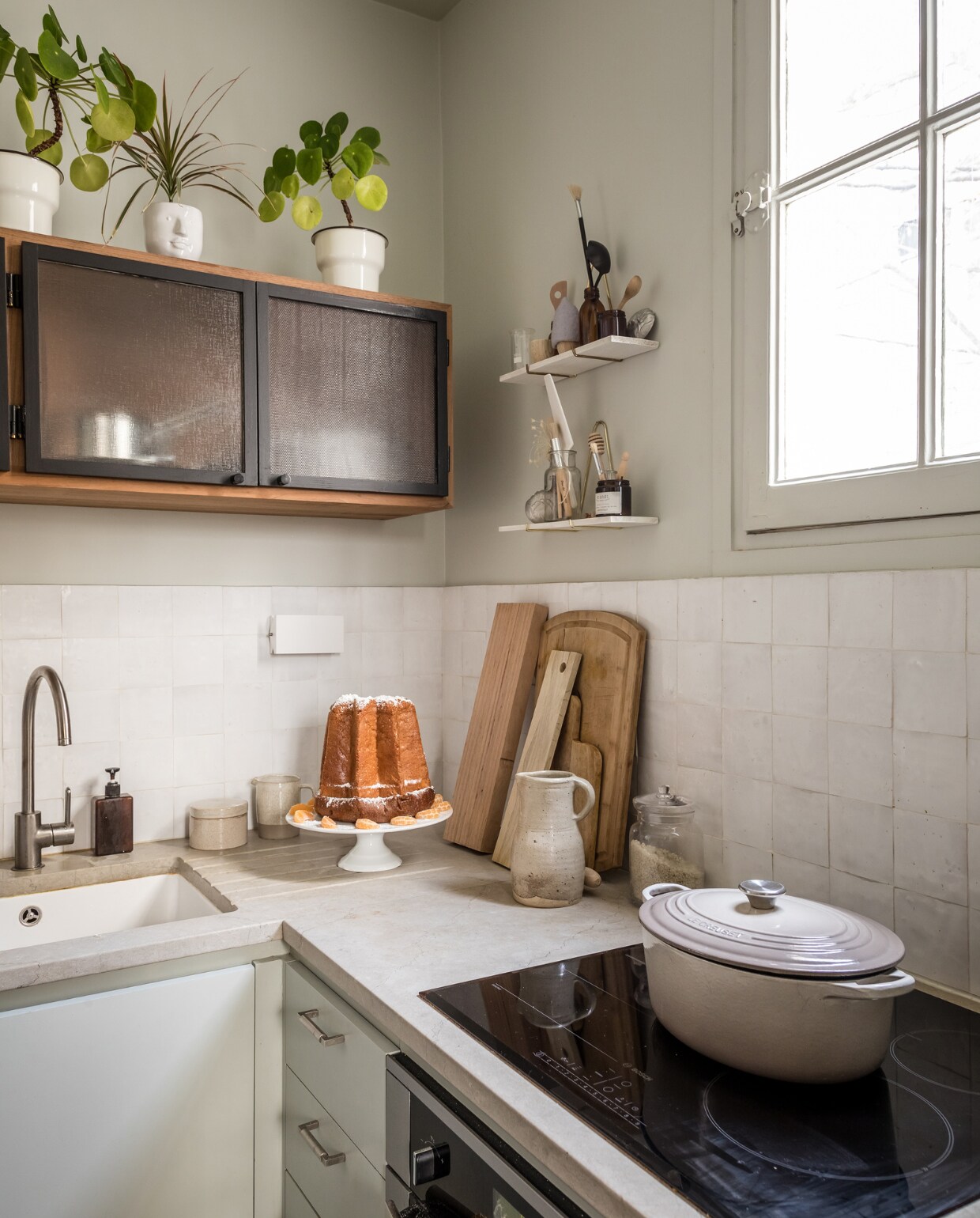 Muurverf Little Greene, zelliges Leroy Merlin, pan Le Creuset. Overig onbekend.