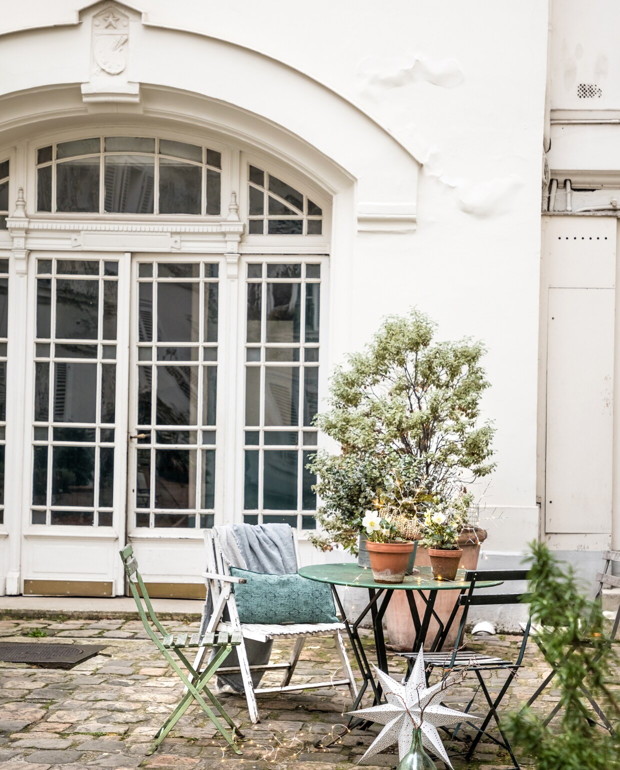 Kussen en plaid Maison de Vacances. Soortgelijke bistroset Xenos, soortgelijke kerstster Nordic Nest. Overig onbekend.