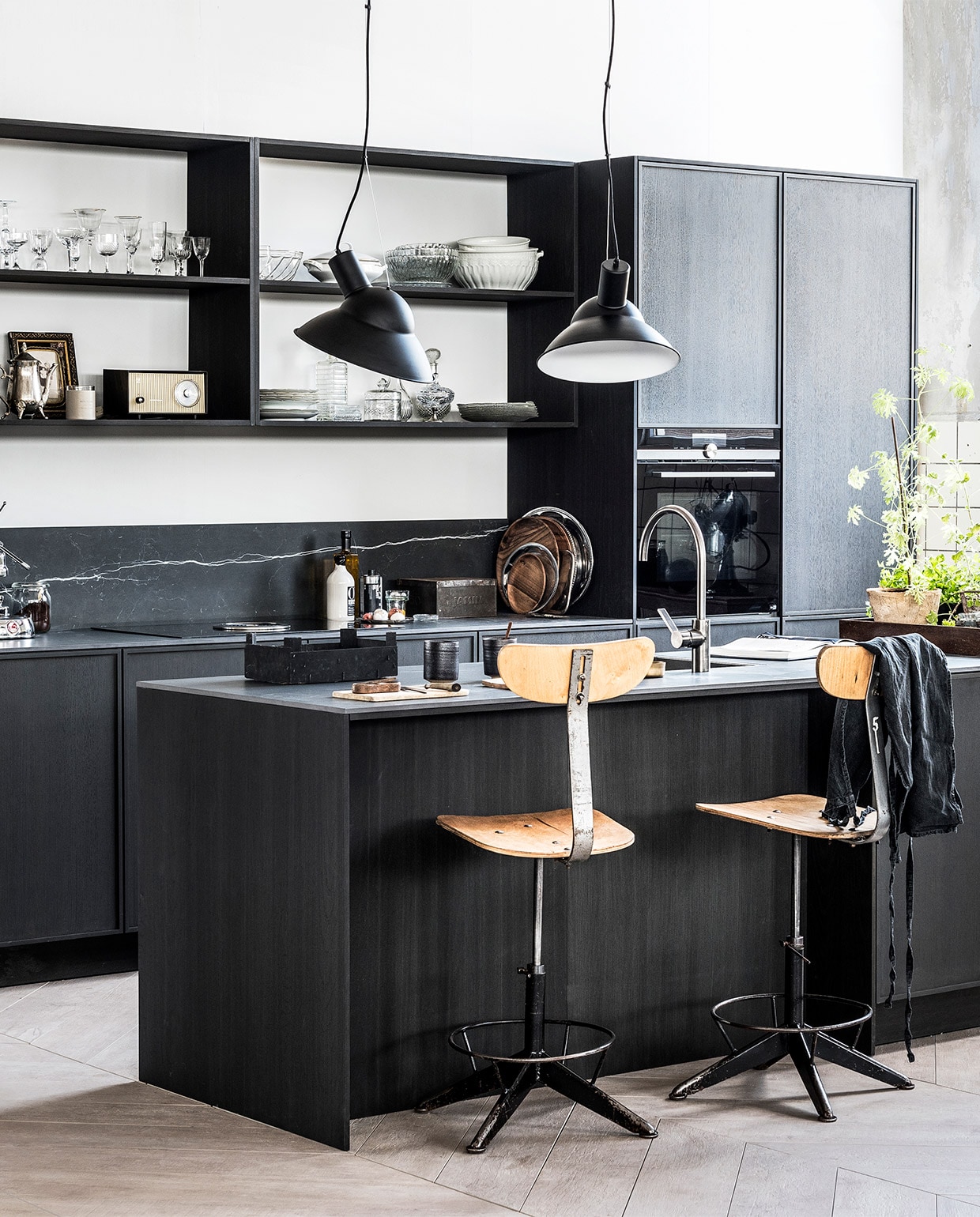 Industriële barkruk, Dit is de . Mandemakers Keukens (mandemakers.nl), dezaakdesign.nl (ventilator, fotolijst, sidetable, zwarte bol), koffiewarenhuis.nl , (pistonmachine van La Pavoni), restored.nl (mokken), brutamsterdam.nl (krukken). Overig privébezit.