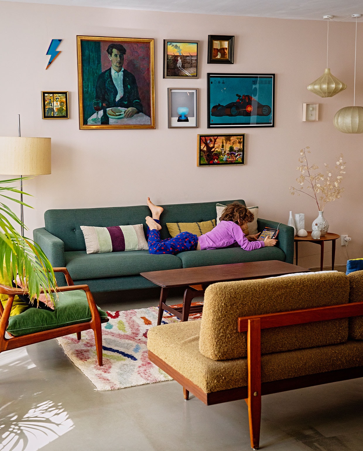 Muurverf kleur Versmelting Histor, vloer zandcement met twee componenten hoogglanslak, groene bank Sofacompany, kussens van links naar rechts HK Living, House Doctor, Michele Varian, kleed Living Maroc, salontafel Louis van Teeffelen, bijzettafel, staande lamp, hanglampen Histoire Magasin. Vazen vintage vondsten en Pols Potten. Bank zonder leuning kringloopwinkel. Kunstwerken: Bliksem van de David Bowie-expositie in Groningen, zelfportret Nicolaas Wijnberg, foto in het midden Scheltens &amp; Abbenes, auto rechts Stefan Glerum, klein wit werk onder de lampen Anne ten Donkelaar, rest van de werken privécollectie Nicolaas Wijnberg.