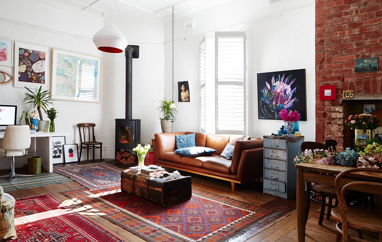 Leren bank overgenomen van vrienden. Blauwe dossierkast meegenomen uit Zuid-Afrika. Vergelijkbare houtkachel Charlton &amp; Jenrick. Vergelijkbare hanglamp Tom Dixon. Kelims The Home. Protea-schilderij van Ali McNabney-Stevens. Vergelijkbare rotan spiegel Xenos. Meerkleurige print Flatearth Studio. Hutkoffer langs de kant van de weg gevonden. Overig onbekend.