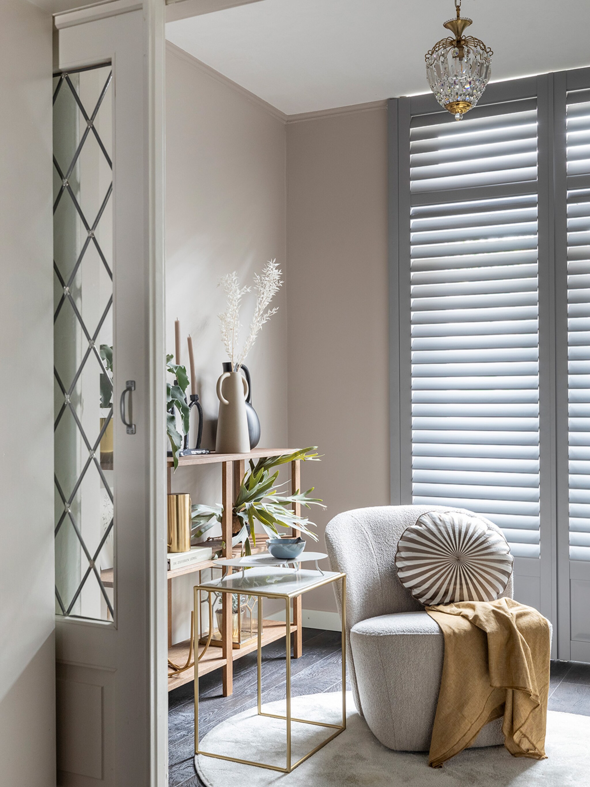 6x urban taupe combineren in de woonkamer