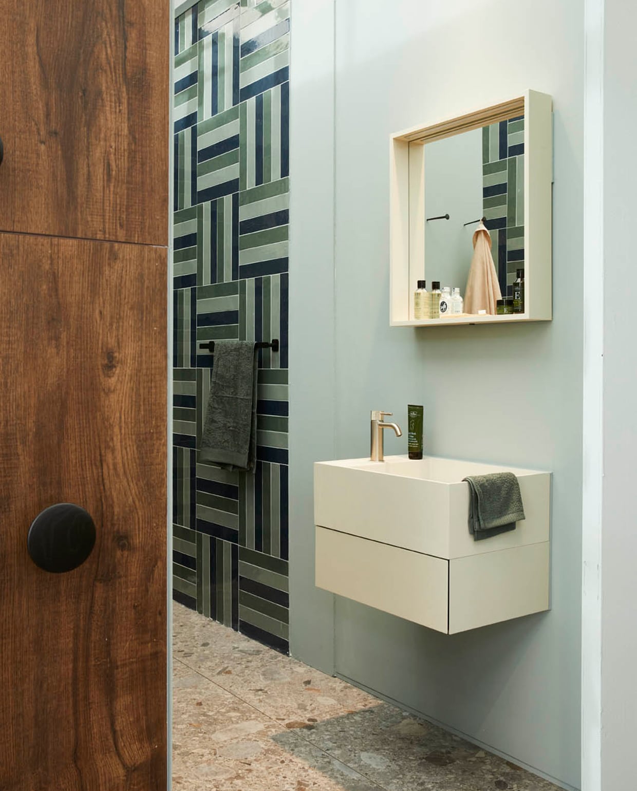 Wandtegel Marrakesh in kleuren Ocean Blue glans, Sea Green glans en Army Green glans, 6,5×40 cm per m² € 74 vtwonenVloertegel Composite Multicolor, 120×120 cm per m² € 99,95 vtwonenLaminaat XL (op de voorwand), per m² € 30,99, vtwonenWastafel Wide in kleur zand vanaf € 550 vtwonenSpiegel Gorgeous in kleur zand, vanaf € 360 vtwonenWastafelmengkraan geborsteld chroom Plieger Roma € 316 PliegerOnderkast Tidy in kleur zand, 1 lade push to open systeem, vanaf € 802 vtwonenDouchesysteem Plieger Roma van geborsteld chroom € 1779 PliegerGroene katoenen handdoekenset Seahorse Ridge, € 84,99 set van 7, vtwonen by fonQHanddoekrek zwart rvs Tiger, € 47,95, vtwonen by fonQAmber geel porseleinen kruk Fine Asian Living, € 132,-, vtwonen by fonQZwarte houten wandhaken The Dots Muuto, € 115,- set van 5, vtwonen by fonQSpiegel Gorgeous met led-verlichting vanaf € 360 vtwonen collectie