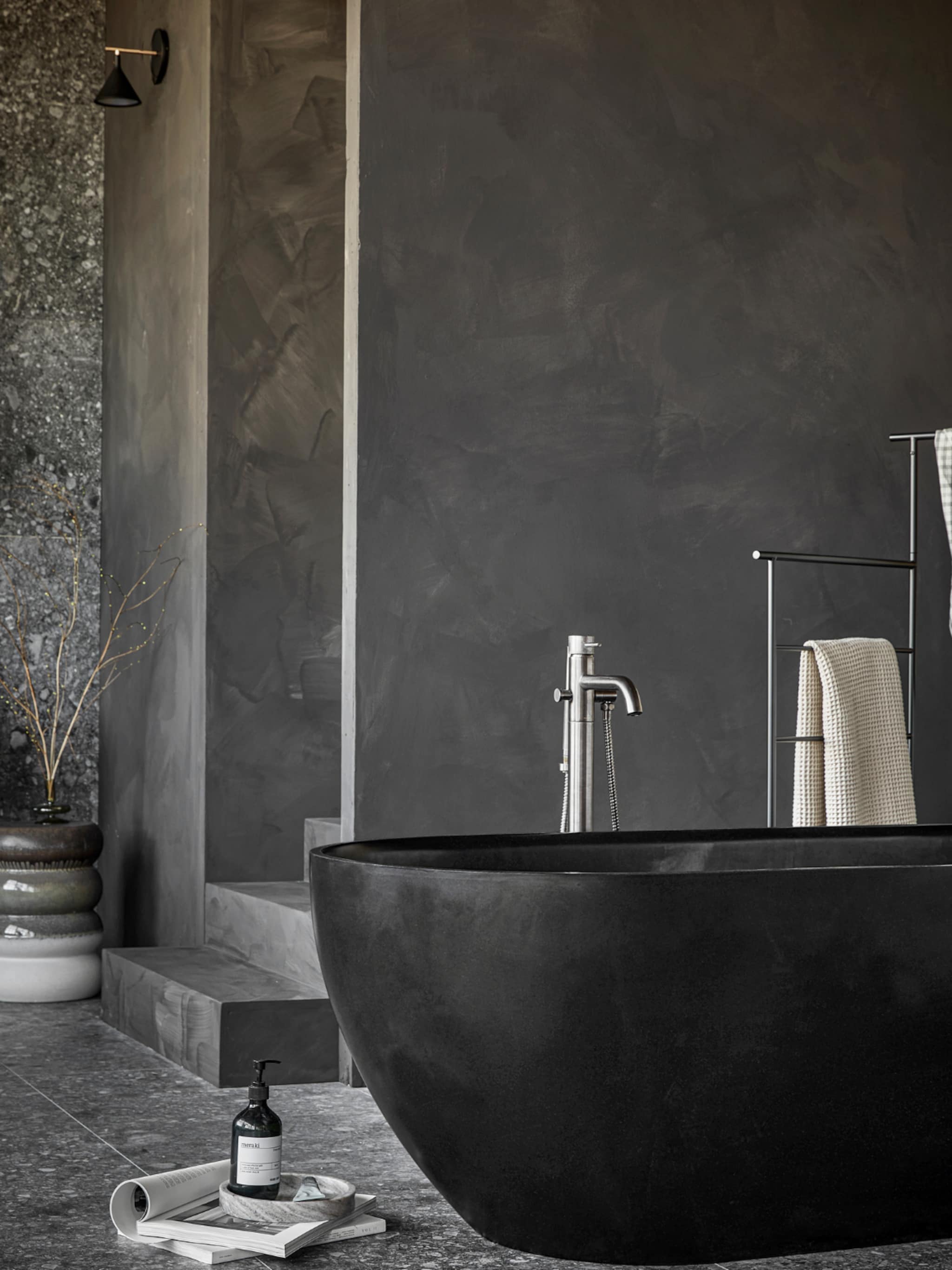hotel chic of industrieel de zwarte badkamer kan overal
