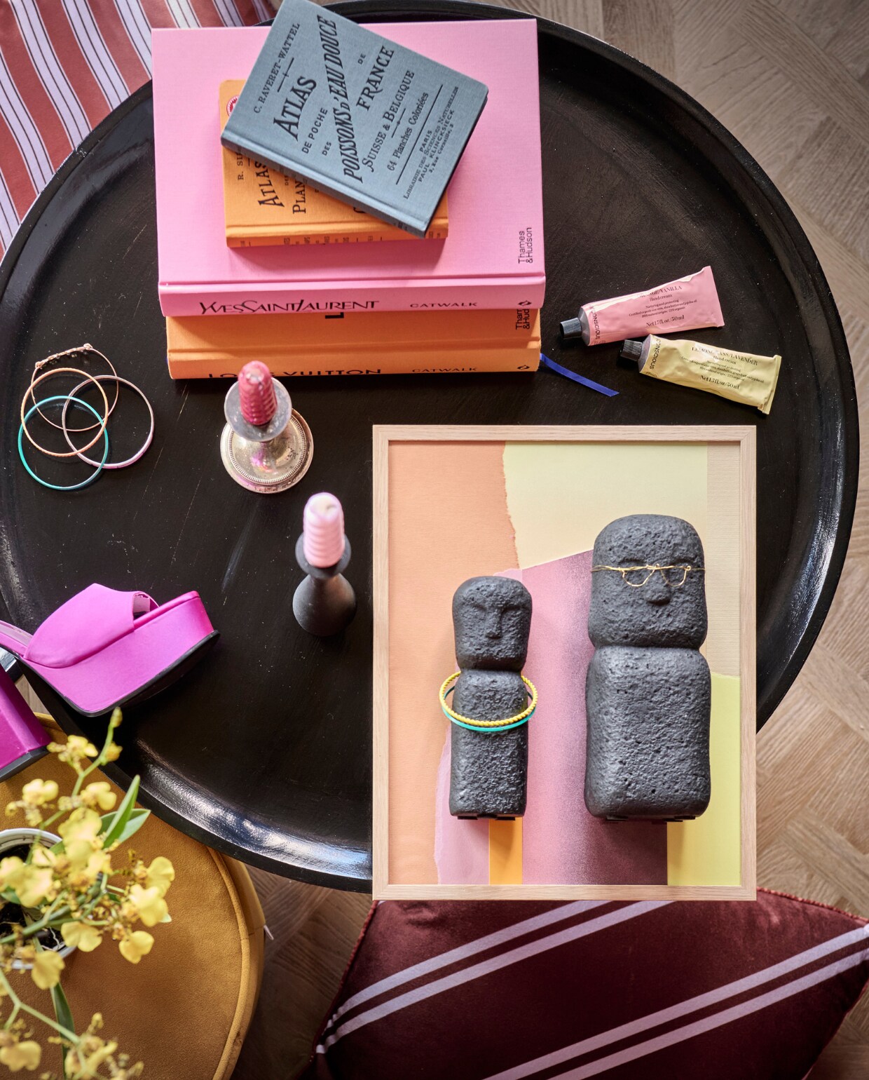 Items uit vtwonen collectie. Bijzettafel High Heels set van 2 € 249,- (pag 48). Houten fotolijst vanaf € 9,95 (pag. 61). Sculptuur hoofd medium € 34,95 (pag. 58). Sculptuur hoofd klein € 29,95 (pag. 58). Kandelaars vanaf € 14,95 (pag. 62). Kussen Diagonal € 39,95 (pag.84). Kussen Pyjamas € 39,95 (pag. 84). Vloer pvc Noble in kleur Sun Kissed per m2 € 48,95 (pag. 108). M.m.v. zarahome.com (boeken), zara.com (roze hakschoenen), hm.com (tubes creme), sissyboy.com (kaarsen), femm.amsterdam (kunst).