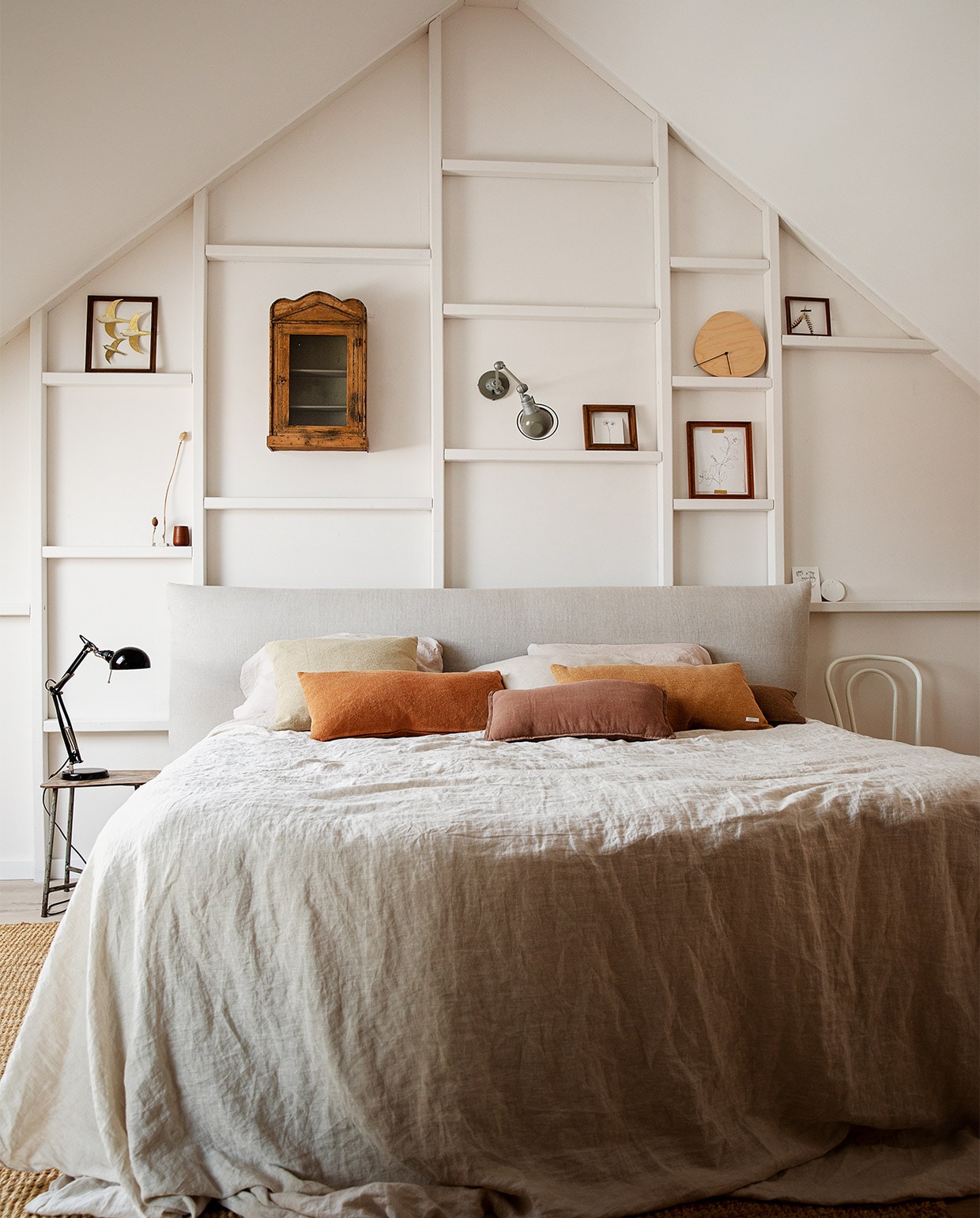 Hangkastje via @flowerchild.arnhem, klok Ikea, wandlamp House Doctor, kussens Bij Emma Thuis, bedlinnen Zara Home, lijsten, krukje en stoel kringloopwinkel, bureaulamp Ikea, gouden vogels Powders &amp; Hazel, print Maartje van den Noort, vakken op de muur zelfgemaakt, overig via familie en kringloopwinkels.