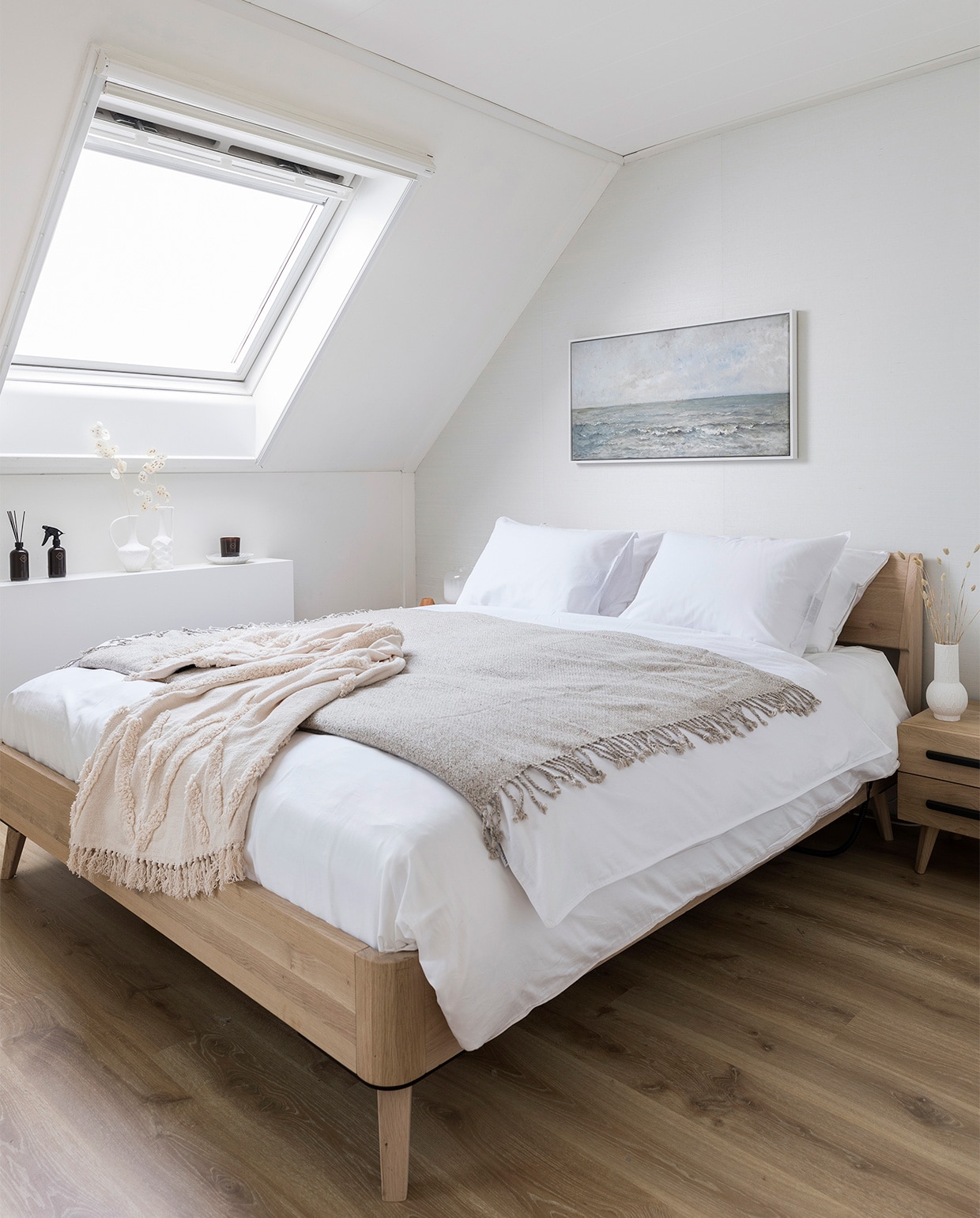 Behang Natural Wallcoverings I 322630, per rol € 145,- (eijffinger.com). Kast opgeknapt prijs op aanvraag (remmers-design.nl), geverfd met Flexa Creations muurverf RAL 9010 (flexa.nl). Lijm latten prijs op aanvraag (soudal.com). Kunstwerk Portret van Emma Jane Hodges door Charles Howard Hodges € 133,-, kunstwerk Zeegezicht van Charles-François Daubigny € 226,- (werkaandemuur.nl). Bedframe Balance Tender € 1290,-, nachtkast € 350,-, lattenbodem € 438,-, matras € 599,-, molton € 18,95, hoeslaken € 14,95, dekbed € 129,-, hoofdkussens, per stuk € 119,-, dekbedovertrek Royal Marrakesh € 89,95, naturel plaid Lapland van Kaat Amsterdam € 109,95, plaid Regan van Kaat Amsterdam € 79,95, geurkaars € 14,95, geurstokjes € 14,95, interieurspray € 14,95 (swisssense.nl). Tafellamp van Zuiver € 99,-, witte vaasjes van HKliving, set van 4 € 129,95, bordje in schelpvorm van HKliving € 11,65 (vtwonen.nl). Spiegel € 359,-, driehoekig bordje € 7,95 (hkliving.nl). Overig privébezit.