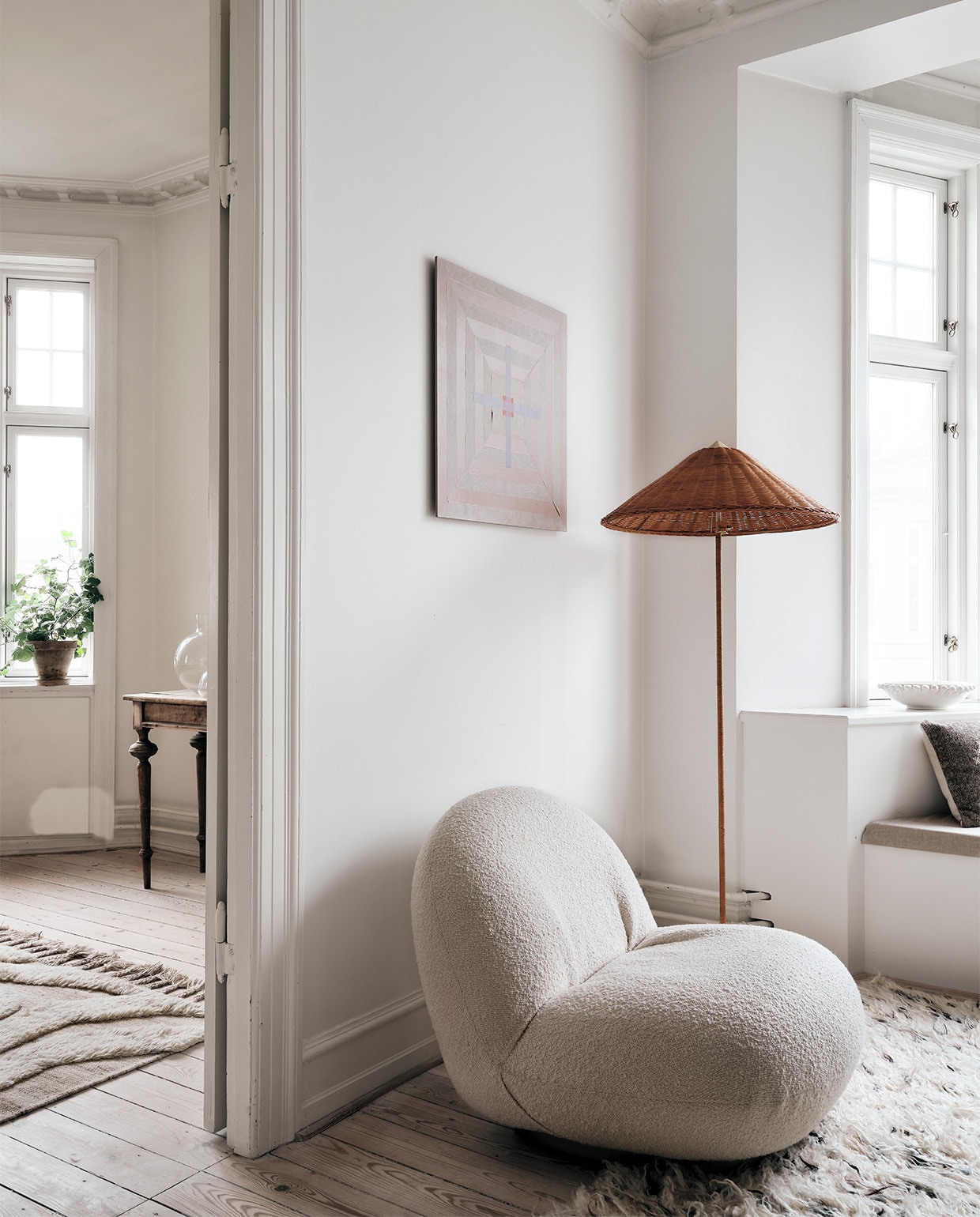 Kleed Cappelen Dimyr, Gubi vloerlamp en stoel. Overig privébezit.