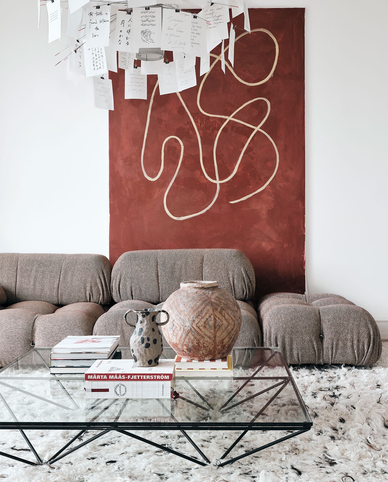 Vintage Camaleonda sofa van Mario Bellini B&amp;B Italia, kleed Cappelen Dimyr, vintage Alanda tafel B&amp;B Italia, zwart-witte vaas Emelie Thornadtsson, ronde vaas Beau Marché, kunstwerk Jacob Holst, lamp Ingo Maurer.