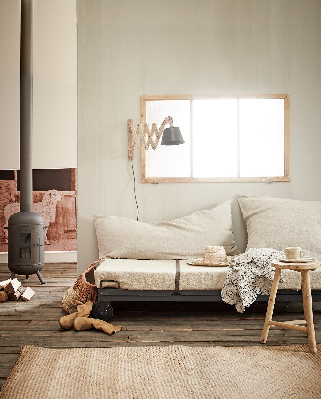 Bijzettafel Weylandts. Slaapbank Giraffe Designs. Plaid Woolworths. Kussens Oooh Interiors. Grafisch kunstwerk Vicky Sanders. Koeienhuid African Leather and Skins. Salontafel Coricraft.