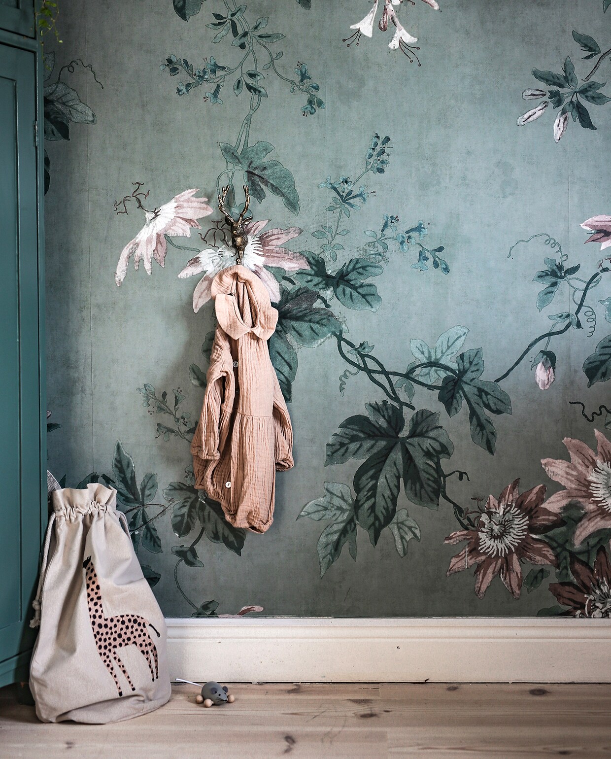 Behang op maat Faded Passion Green (sandbergwallpaper.com).