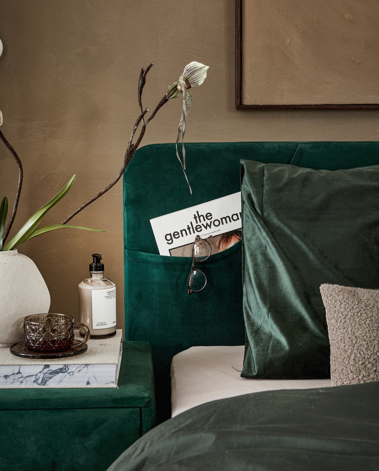 Boxspring Lifestyle by vtwonen Basil in stof Glory Bottle Green vanaf € 1990,- (140×200 cm). Nachtkastjes Cardemom met twee lades in stof Glory Bottle Green met zwart frame en poot Track, 45x45x62 cm (lxbxh) per stuk vanaf € 199,-.
