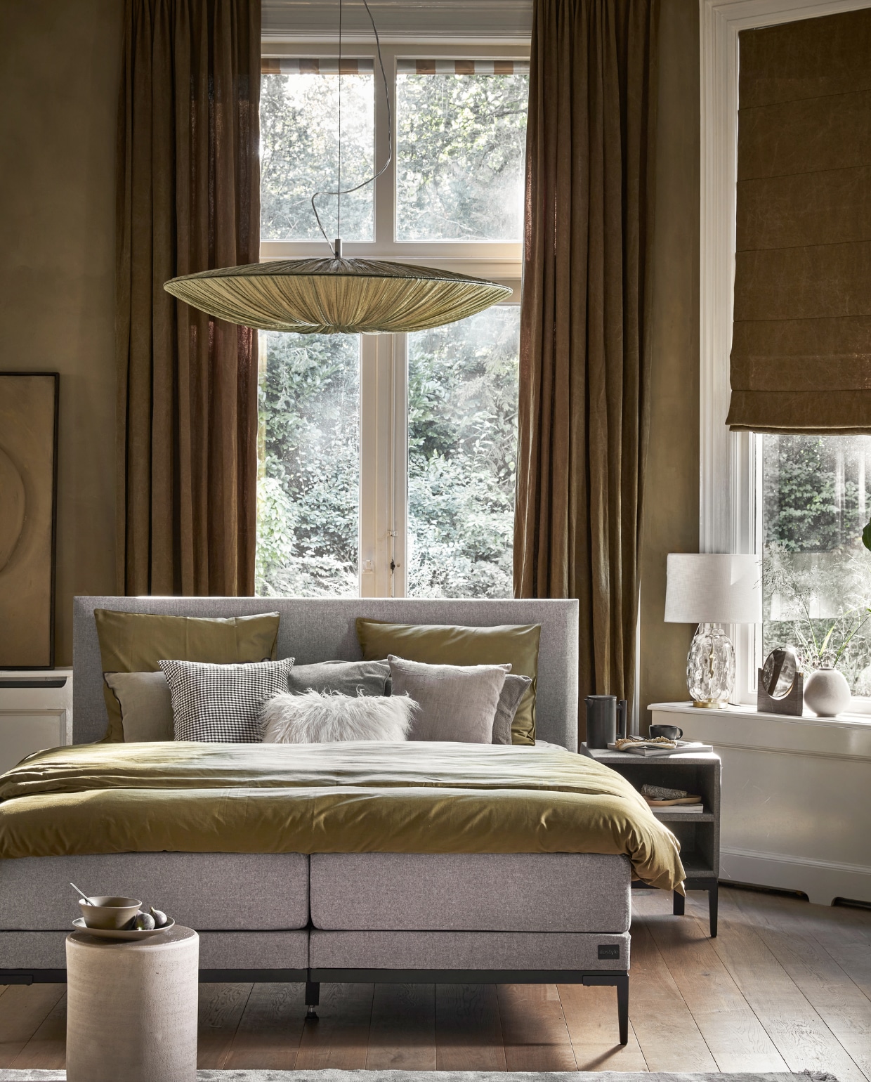 Boxspring Lifestyle by vtwonen Cinnamon Small in stof Major Thyme vanaf € 1990,- (140×200 cm) met zwart frame en poot Track.