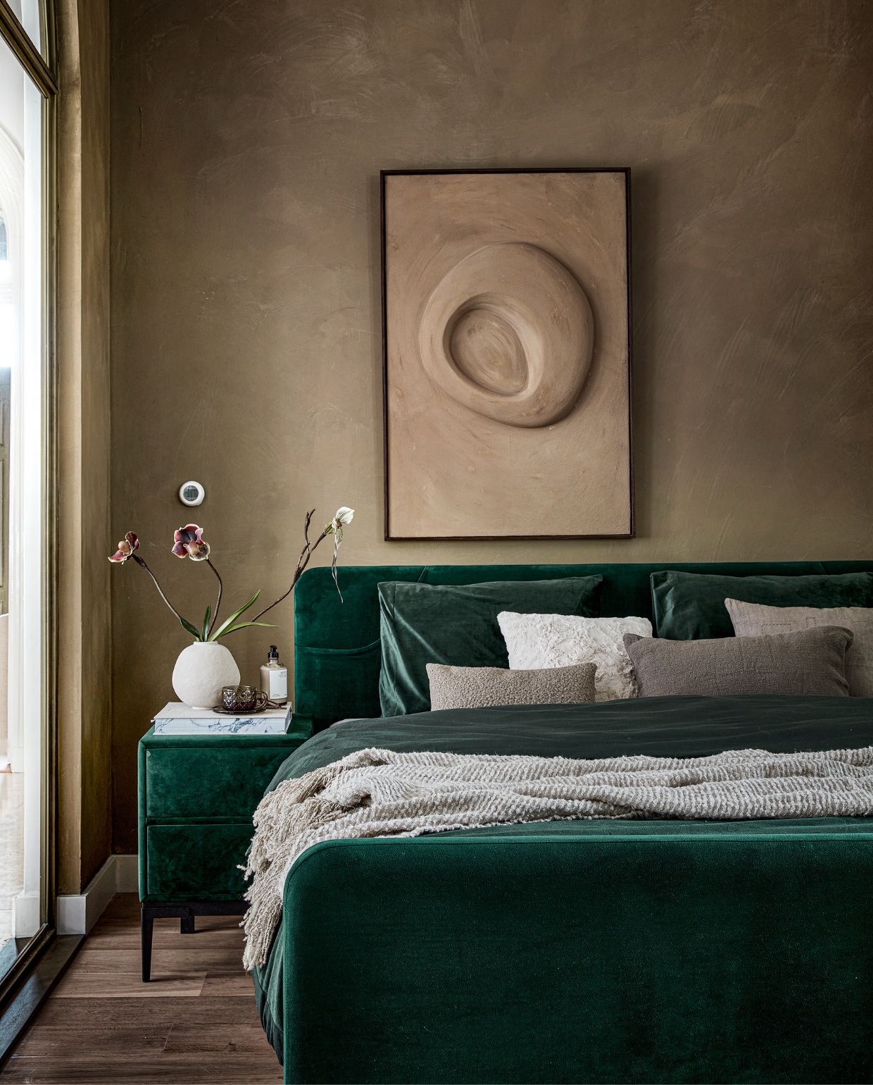 Boxspring Lifestyle by vtwonen Basil in stof Glory Bottle Green vanaf € 1990,- (140×200 cm). Nachtkastjes Cardemom met twee lades in stof Glory Bottle Green met zwart frame en poot Track, 45x45x62 cm (lxbxh) per stuk vanaf € 199,-.