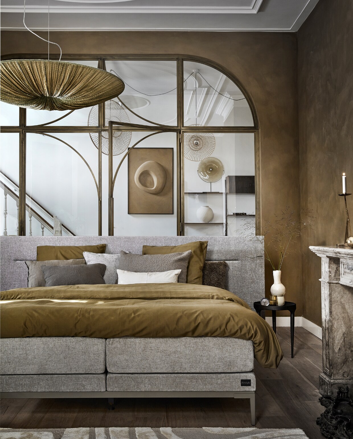 Boxspring Lifestyle by vtwonen Cinnamon Large in stof Mirage Taupe vanaf € 2090,- (140×200 cm) met champagne frame en poot Track.
