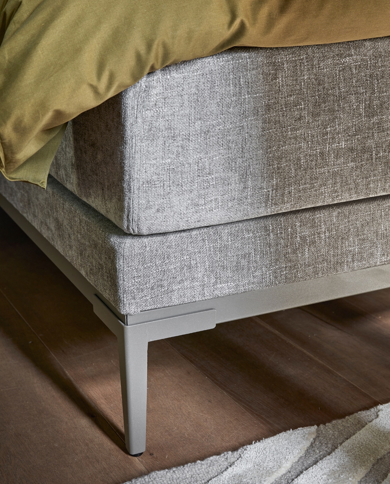 Boxspring Lifestyle by vtwonen Cinnamon Small in stof Mirage Taupe vanaf € 1990,- (140×200 cm) met champagne frame en poot Track.